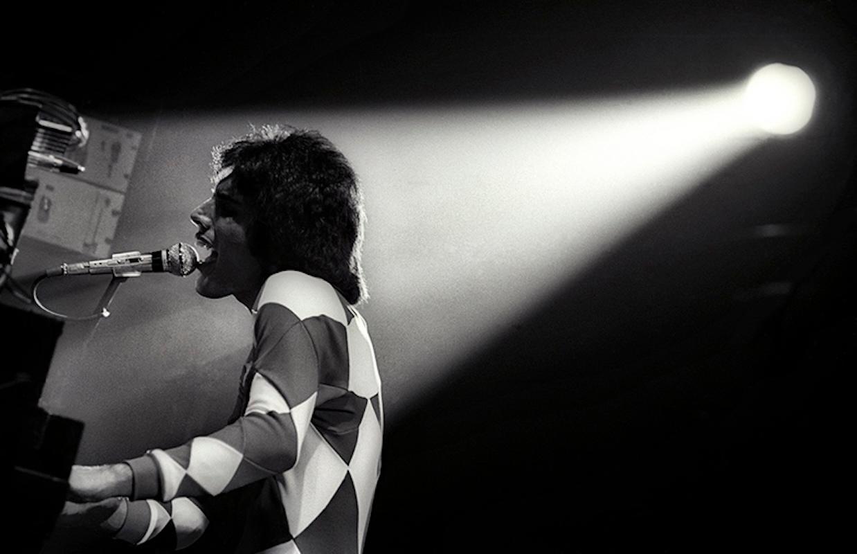 Freddie Mercury 

Freddie Mercury und die Rockband Queen auf der Bühne London 1976

Foto: Martyn Goddard
Gedruckt 2024.

Signierte Fotografie in limitierter Auflage; Auflage von 25 Stück in dieser Größe.

Papierformat 20×24 Zoll.

Alle Drucke sind
