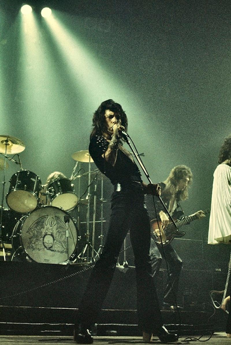 Queen in Concert 

Freddie Mercury und Queen im Konzert

Foto: Martyn Goddard
Gedruckt 2024.

Signierte Fotografie in limitierter Auflage; Auflage von 25 Stück in dieser Größe.

Papierformat 20×24 Zoll.

Alle Drucke sind auf der Vorderseite unter