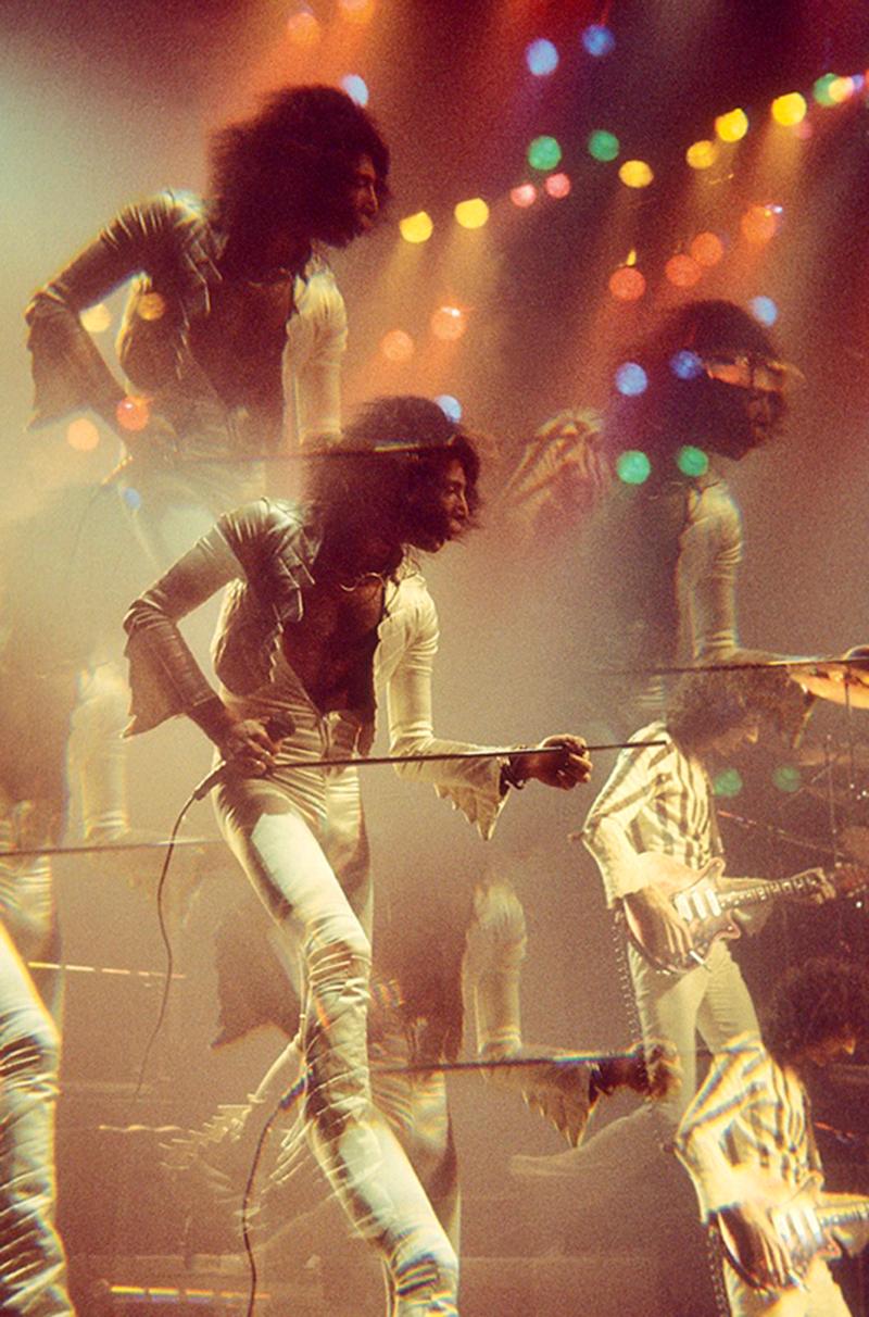 Königin im Konzert

Signierte limitierte Auflage von Martyn Goddard

Dreifachbelichtungsfoto von Freddie Mercury und Brian May von Queen auf der Sheer Heart Attack Tour 1974 im Hammersmith Odeon in London. 

Die Drucke sind vom Künstler signiert und