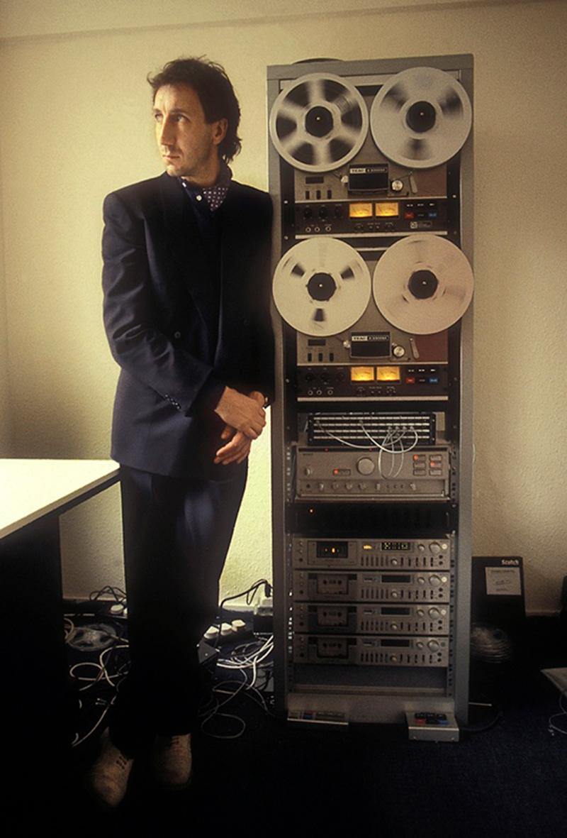 Reel To Reel Pete Townshend

Signierte limitierte Auflage von Martyn Goddard

Pete Townshend im Recording Studio in Soho London, 1980 

Die Drucke sind vom Künstler signiert und nummeriert. 
gedruckt 2022

Papierformat 40,64 x 50,8 cm

Auflagengröße