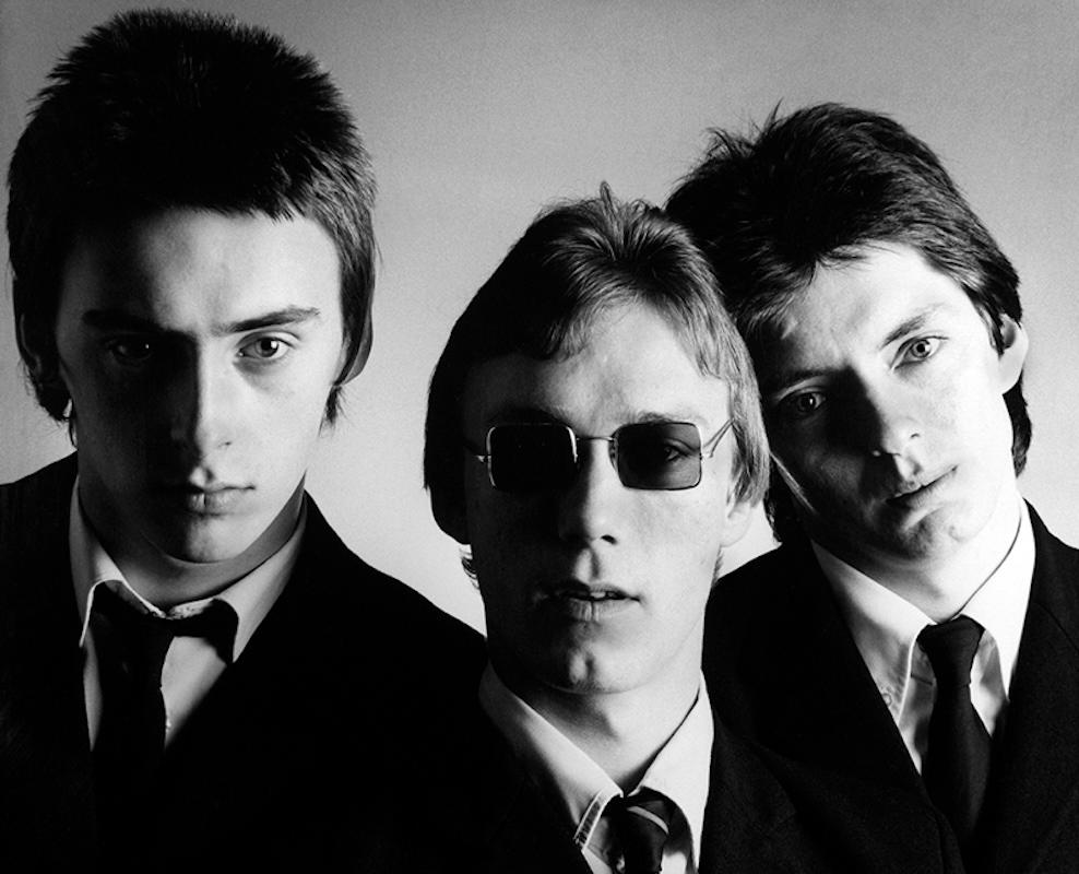 Die Marmelade 

Songwriter Paul Weller, Schlagzeuger Rick Buckler und Bassist Bruce Foxton von The Jam, 1977.

Foto: Martyn Goddard
Gedruckt 2024.

Signierte Fotografie in limitierter Auflage; Auflage von 25 Stück in dieser Größe.

Papierformat