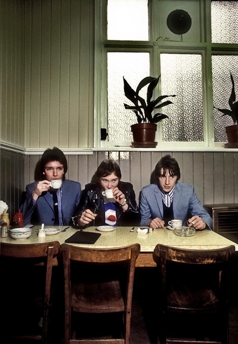 Die Marmelade im Café 

The Jam in Soho London Cafe. 1978

Foto: Martyn Goddard
Gedruckt 2024.

Signierte Fotografie in limitierter Auflage; Auflage von 25 Stück in dieser Größe.

Papierformat 20×24 Zoll.

Alle Drucke sind auf der Vorderseite unter