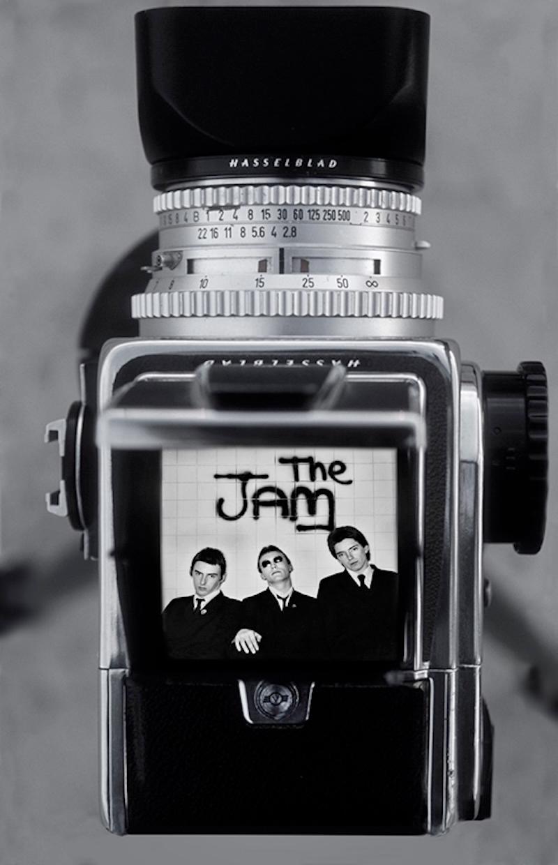 Die Marmelade in der Stadt 

The Jam, In The City LP-Cover durch eine Hasselblad-Kamera von 1974 betrachtet. Schuss 1977 

Foto: Martyn Goddard
Gedruckt 2024.

Signierte Fotografie in limitierter Auflage; Auflage von 25 Stück in dieser