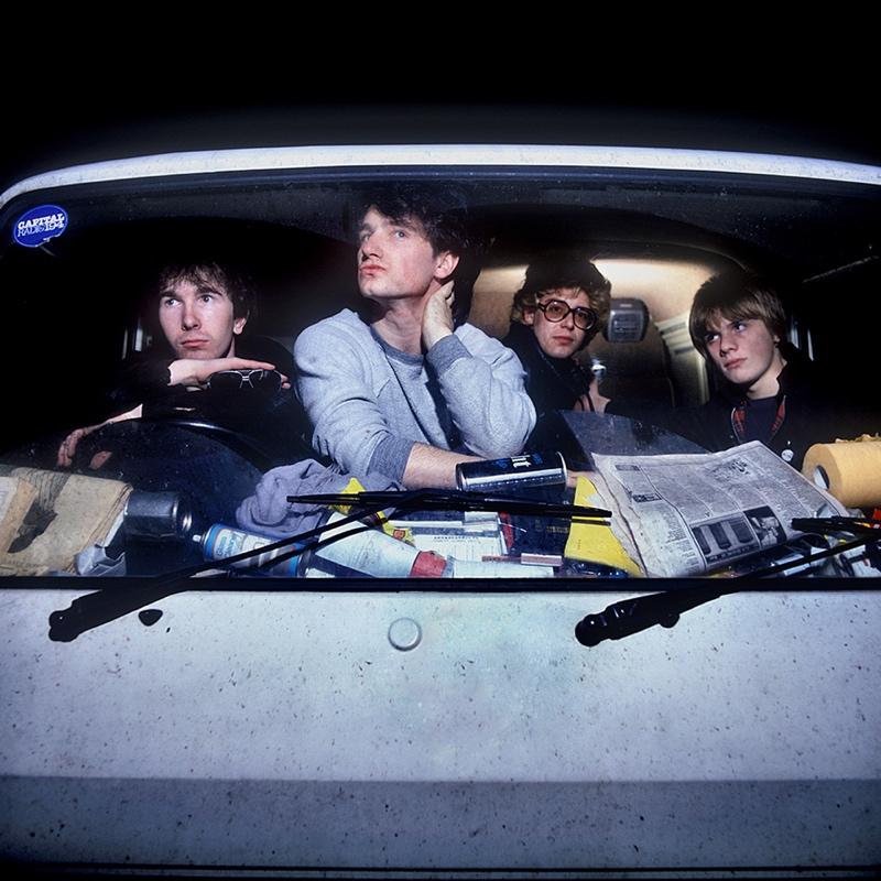 U2 auf Tournee

U2 in ihrem Tourbus an der Universität von Leeds 1980

Foto: Martyn Goddard
Gedruckt 2024.

Signierte Fotografie in limitierter Auflage; Auflage von 25 Stück in dieser Größe.

Überformat 20×20 Zoll / 51 x 51 cm Papierformat.

Alle