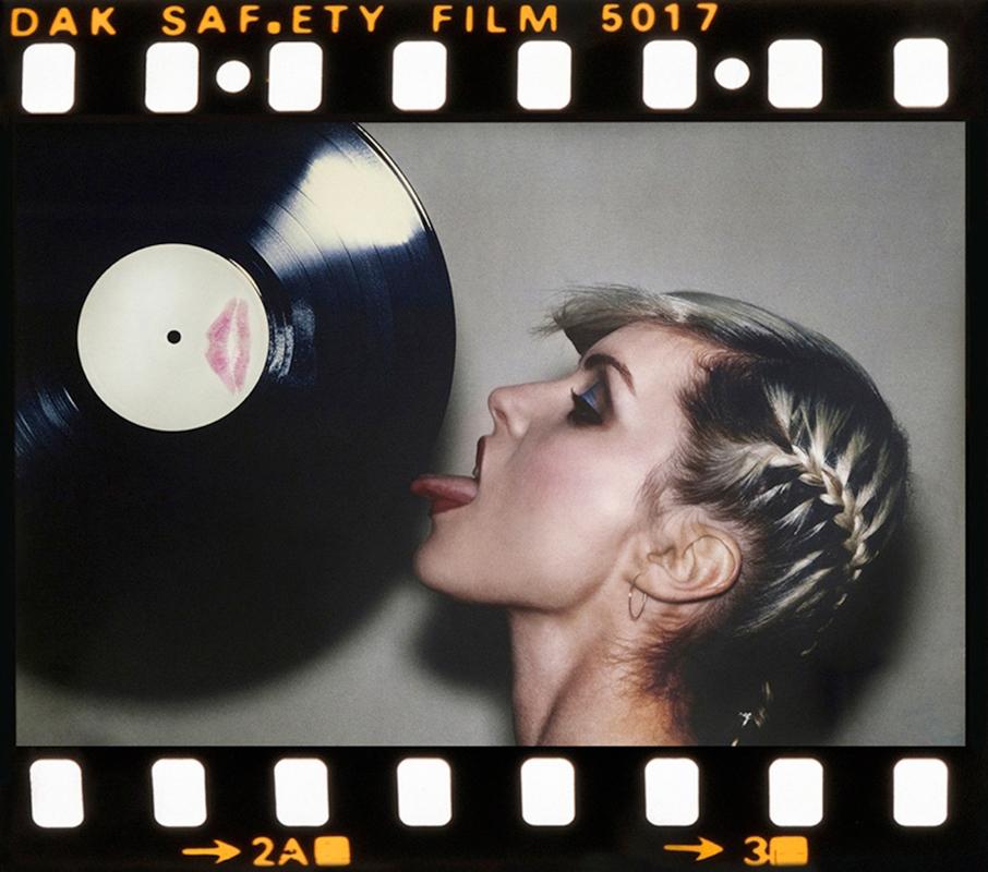 Vinyl Blondie 

By Martyn Goddard Signed Limited Edition

Debbie Harry of Blondie licking a white label vinyl record which she had kissed. New York 1978 (Photo by Martyn Goddard)

All prints are signed and numbered by the artist. 

Paper size 40 x