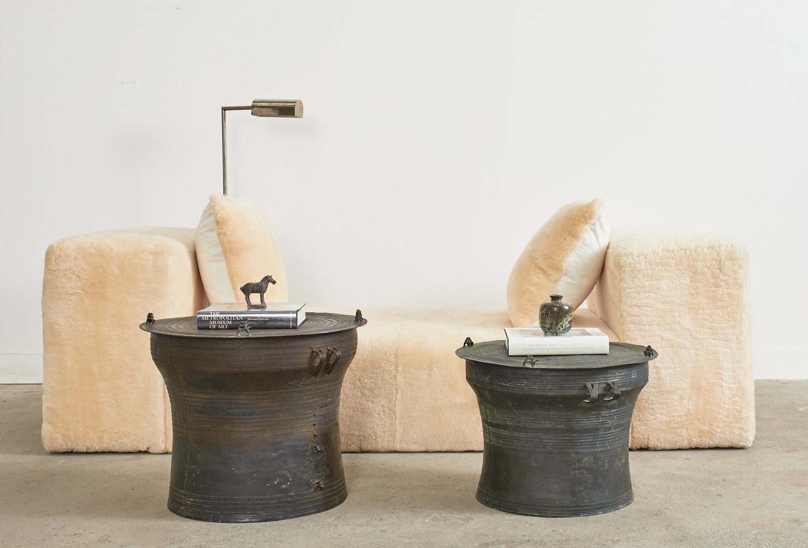Sognante divano letto in ecopelliccia o in moderno shearling, disegnato su misura da Martyn Lawrence Bullard per un'installazione Kardashian a Hidden Hills, CA. La struttura senza schienale è caratterizzata da ampi braccioli su ciascun lato che