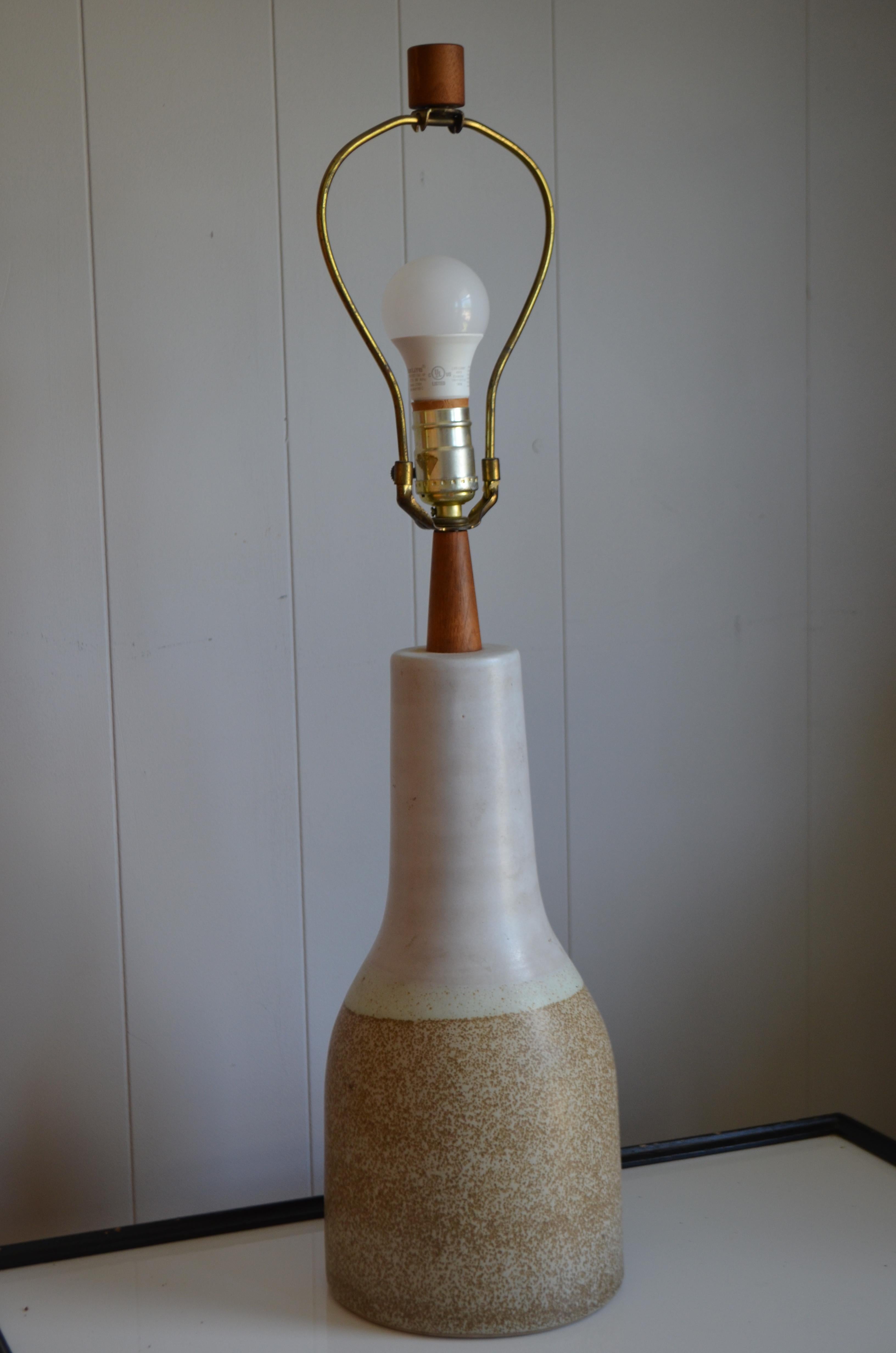 Martz ceramic table lamp, midcentury, has walnut height extender and finial with heart-shaped brass harp. Elegantly sculptural in form with a visibly tactile combination of glazes and wooden components. Lamp shade not included.