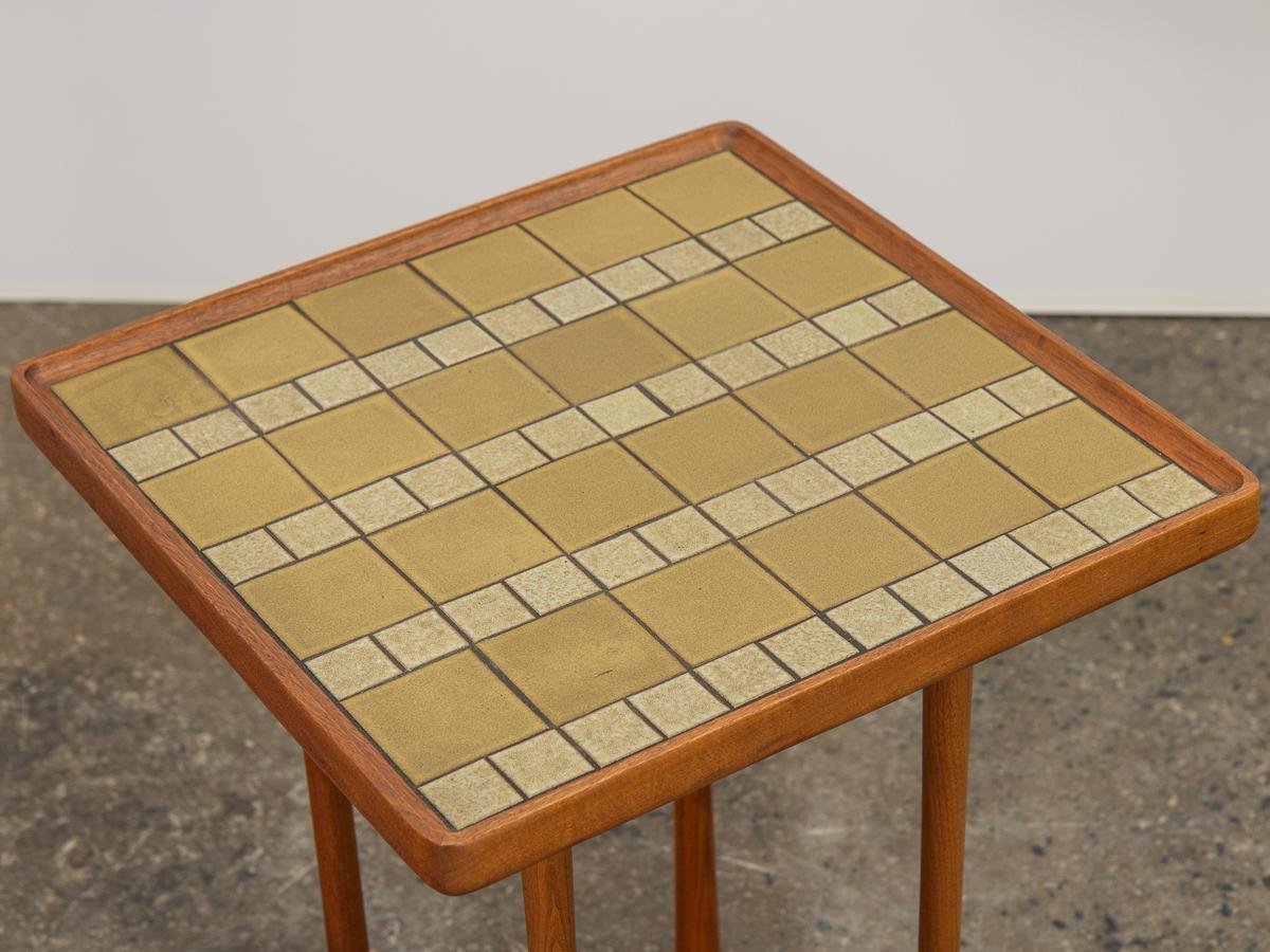 Milieu du XXe siècle Table d'appoint carrée à plateau en céramique Martz en vente