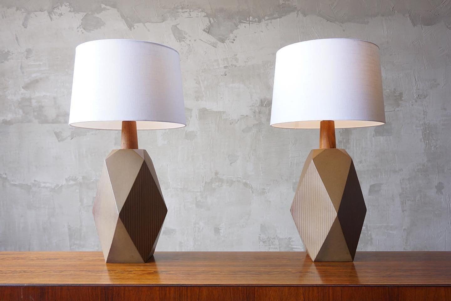 Exceptional pair of matte glazed geometric ceramic table lamps with vertical sgraffito patterning by Jane and Gordon Martz for Marshall Studios, circa 1960s. 

Both in excellent original condition, with original solid walnut finials included.