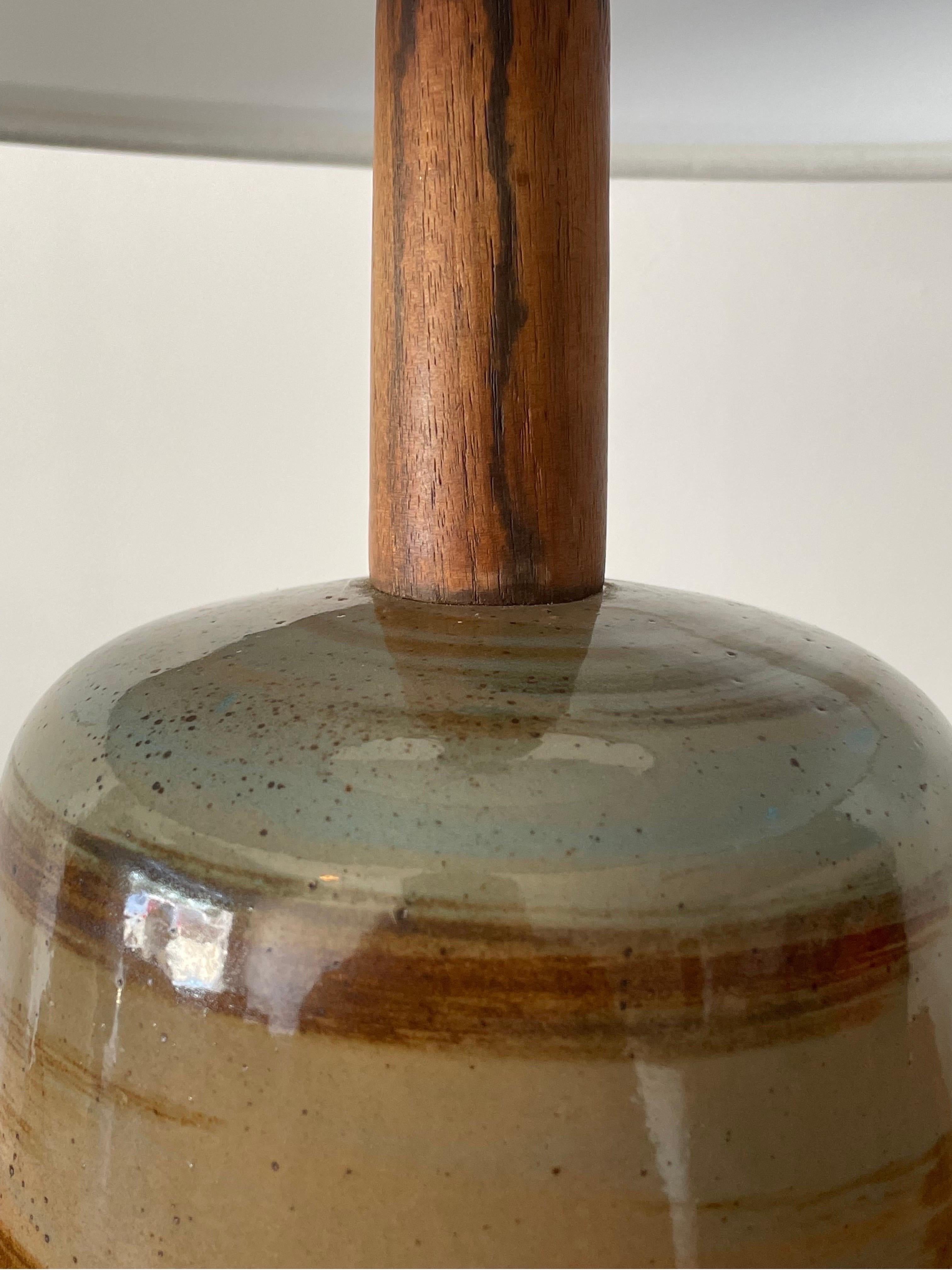 Mid-Century Modern Martz Lamp by Jane and Gordon Martz, Ceramic and Walnut For Sale