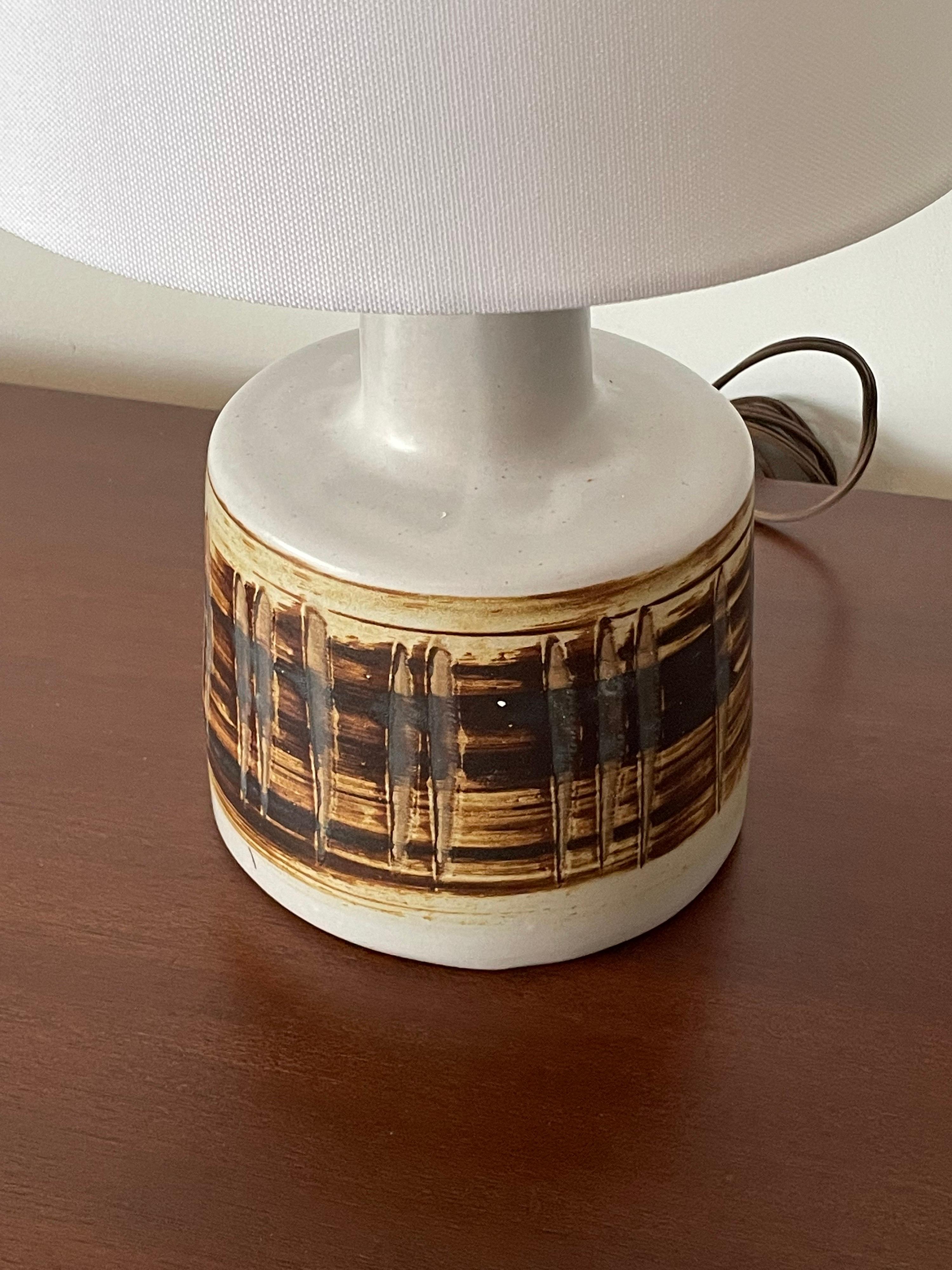 Wonderful table lamp by famed ceramicist duo Jane and Gordon Martz for Marshall Studios. Great texture, shape, and color. This lamp would work well in a variety of interiors: modern, contemporary, boho chic, Mid-Century Modern, etc 

Overall