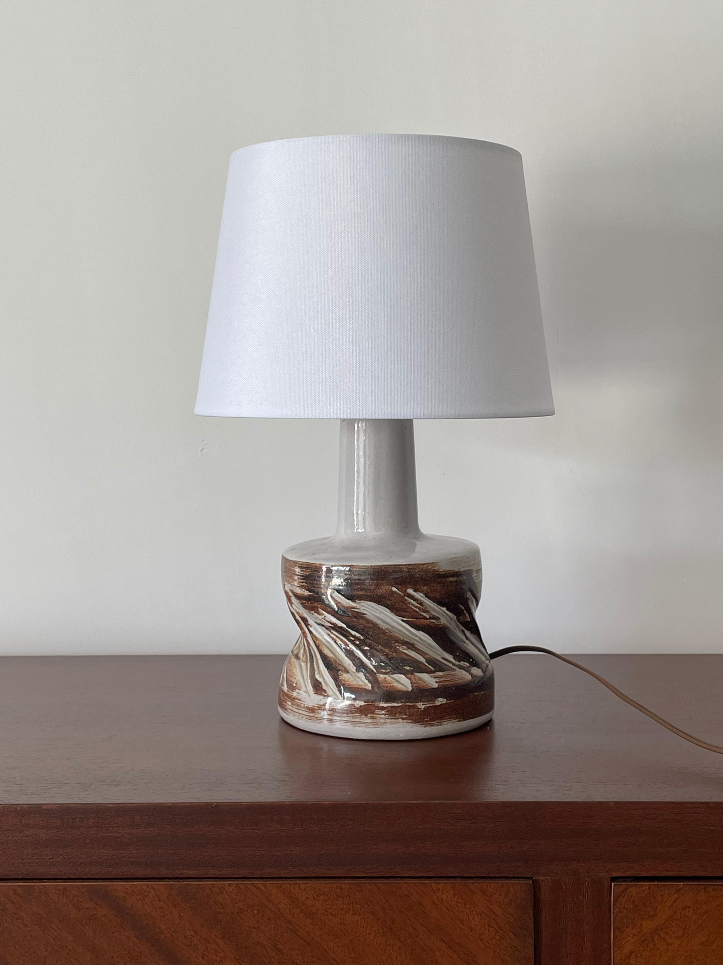 Unusual ceramic table lamp by famed ceramicist duo Jane and Gordon Martz for Marshall Studios. 

Overall dimensions: 
15.5” tall 
10” wide 

Ceramic portion only 
9” tall 
6” across.