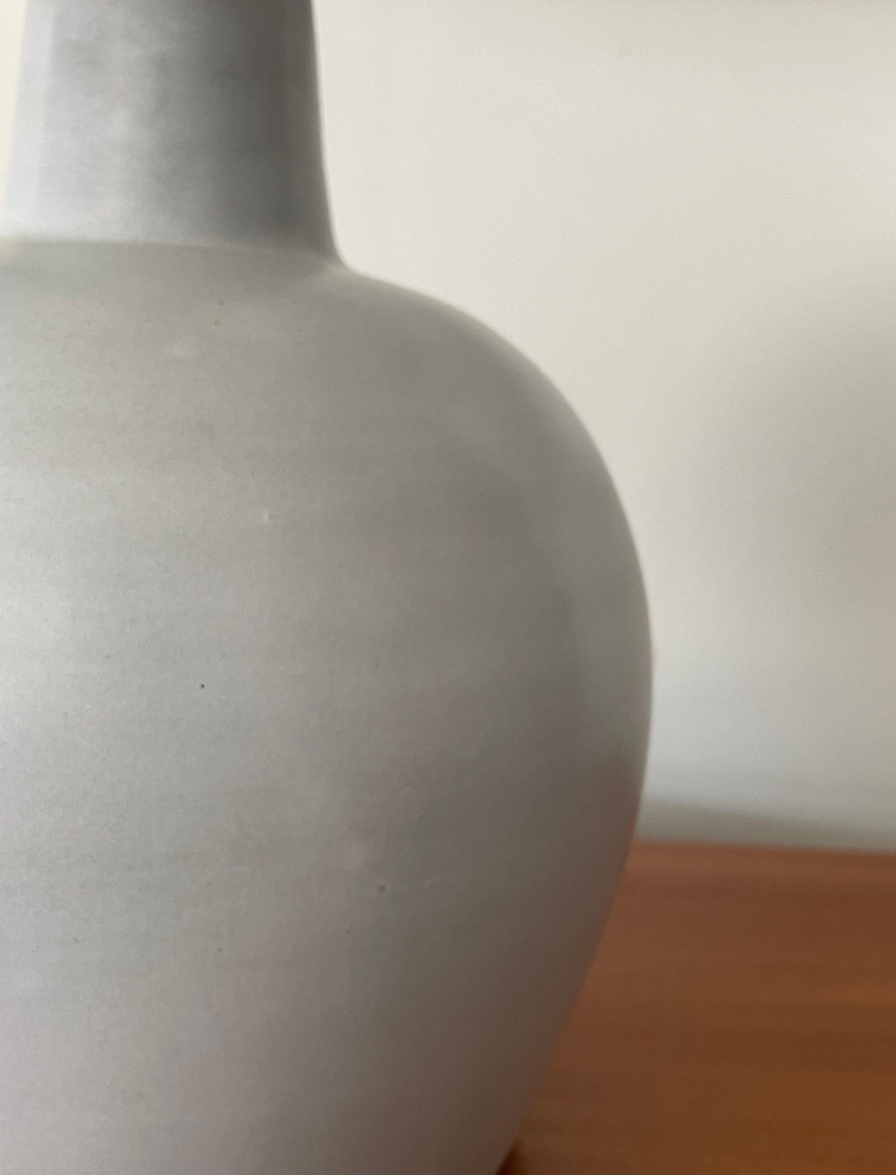 Grande lampe de table minimaliste conçue par Jane et Gordon Martz pour Marshall Studios. Le corps est en céramique gris clair, le col et l'embout sont en noyer. 

En général 
hauteur de 24 pouces
15