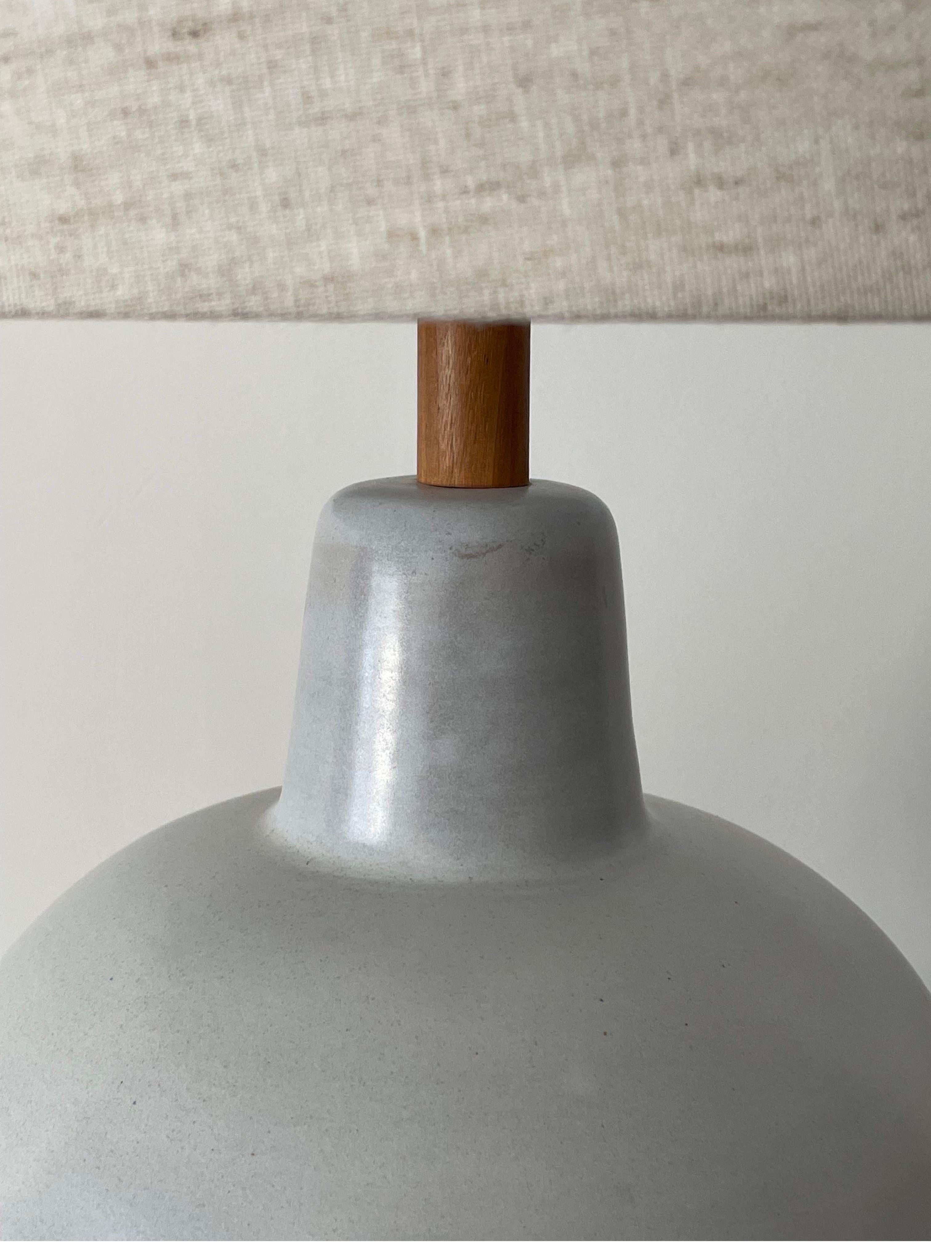 Martz Lamp by Jane and Gordon Martz, Large Round Ceramic and Walnut In Good Condition For Sale In St.Petersburg, FL