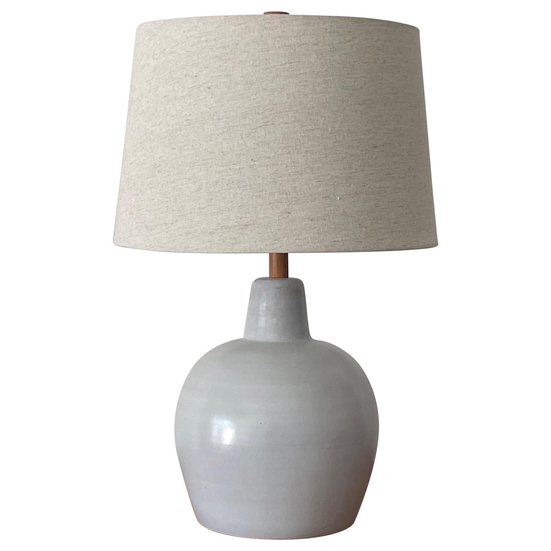 Lampada Martz di Jane e Gordon Martz, grande lampada rotonda in ceramica e noce in vendita