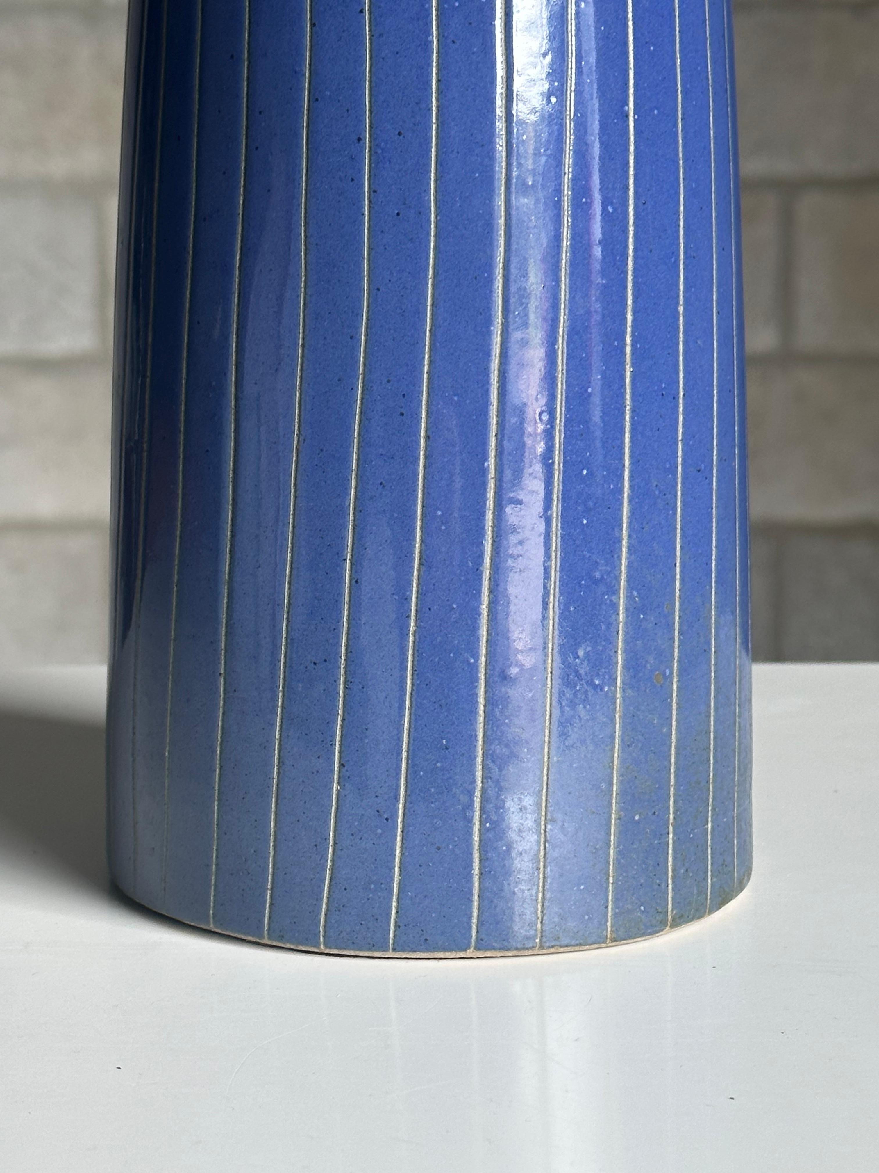 Mid-Century Modern Martz Lamp by Jane and Gordon Martz/ Marshall Studios, ceramic and walnut  For Sale