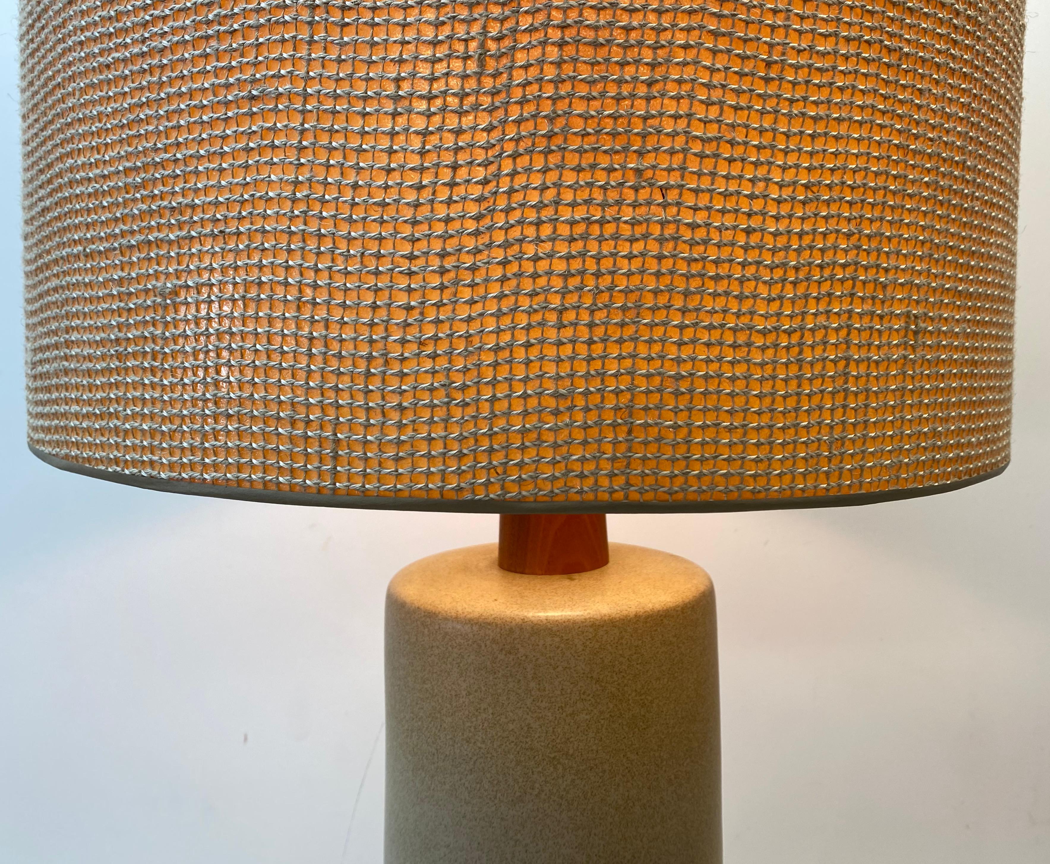 Martz Malt glaze large scale table lamp with shade, C.1960

Classic mid century table lamp by Martz

The lamp has a handsome malt glaze with a beautiful period shade

Both the lamp and shade are in very good condition

8.5