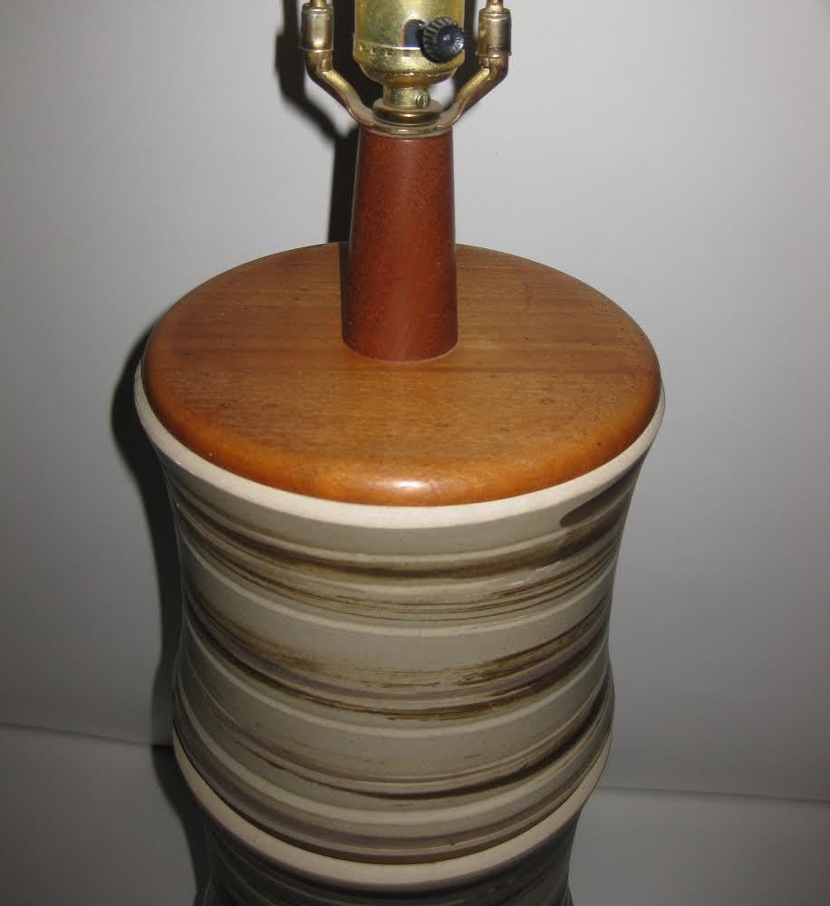 Martz Marshall Studio Pottery and Teak Wood, Mid-Century Modern Table Lamp In Excellent Condition For Sale In Sacramento, CA