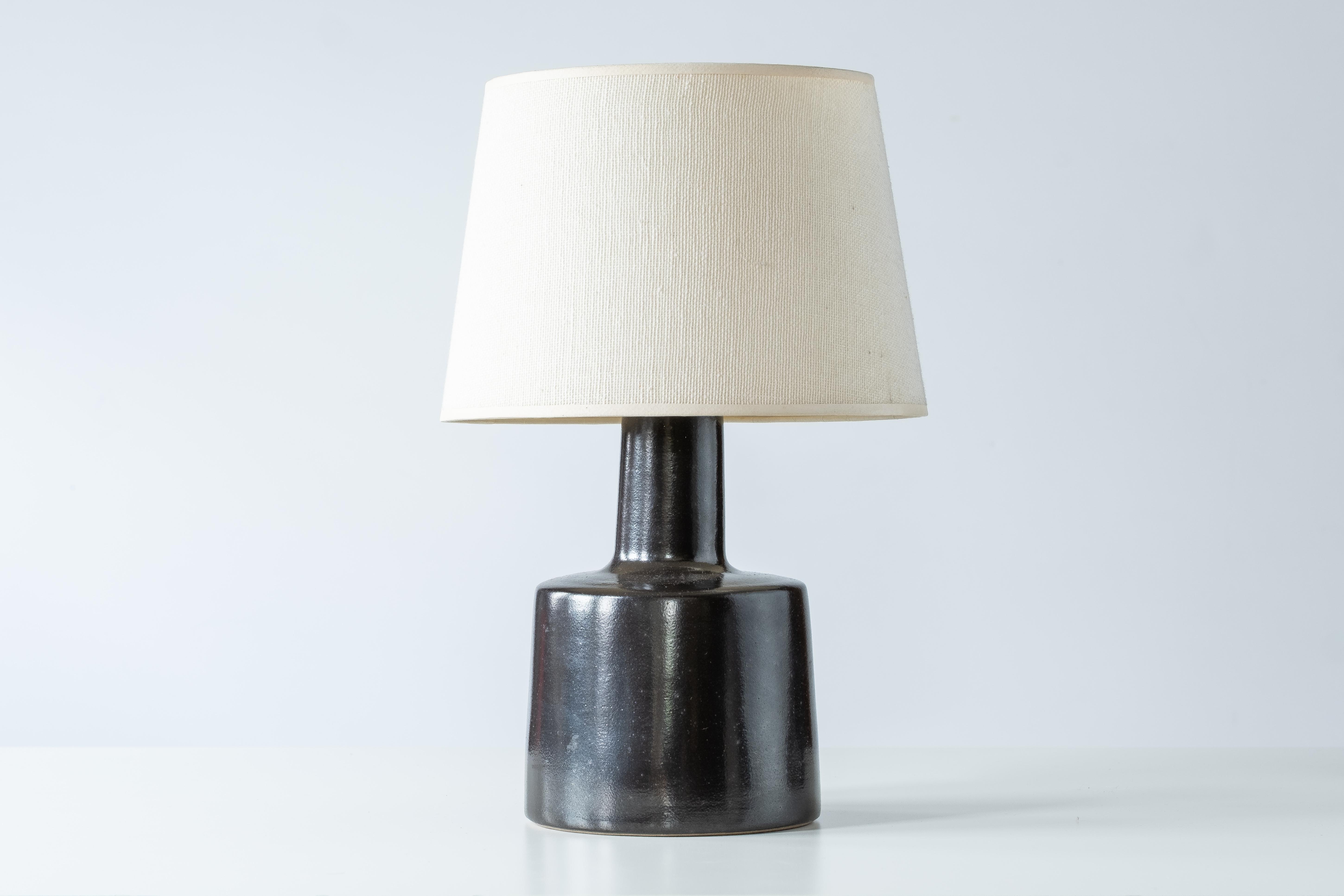 Che cos'è?
-
Un altro gioiello dei maestri dell'illuminazione di metà secolo: Gordon & Jane Martz.

Questa lampada firmata Martz modello 105 ha uno smalto nero lucido. Questa è stata una delle lampade Martz più vendute, prodotta fin dall'inizio