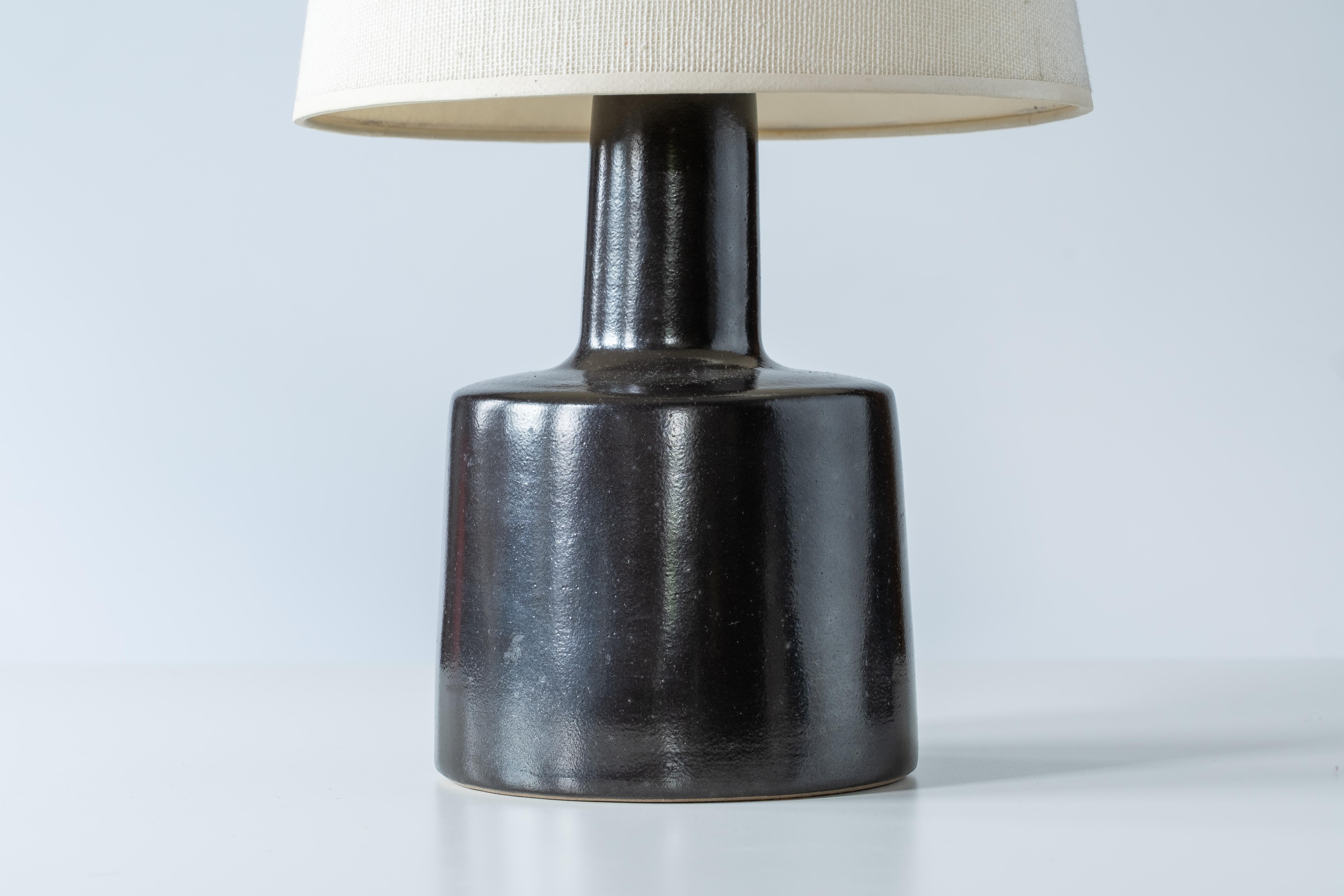 Mid-Century moderno Lampada da tavolo in Studio Pottery di Martz / Marshall Studios - Smalto nero lucido in vendita