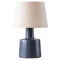 Lampada da tavolo in studio Pottery di Marshall Studios - smalto blu opaco