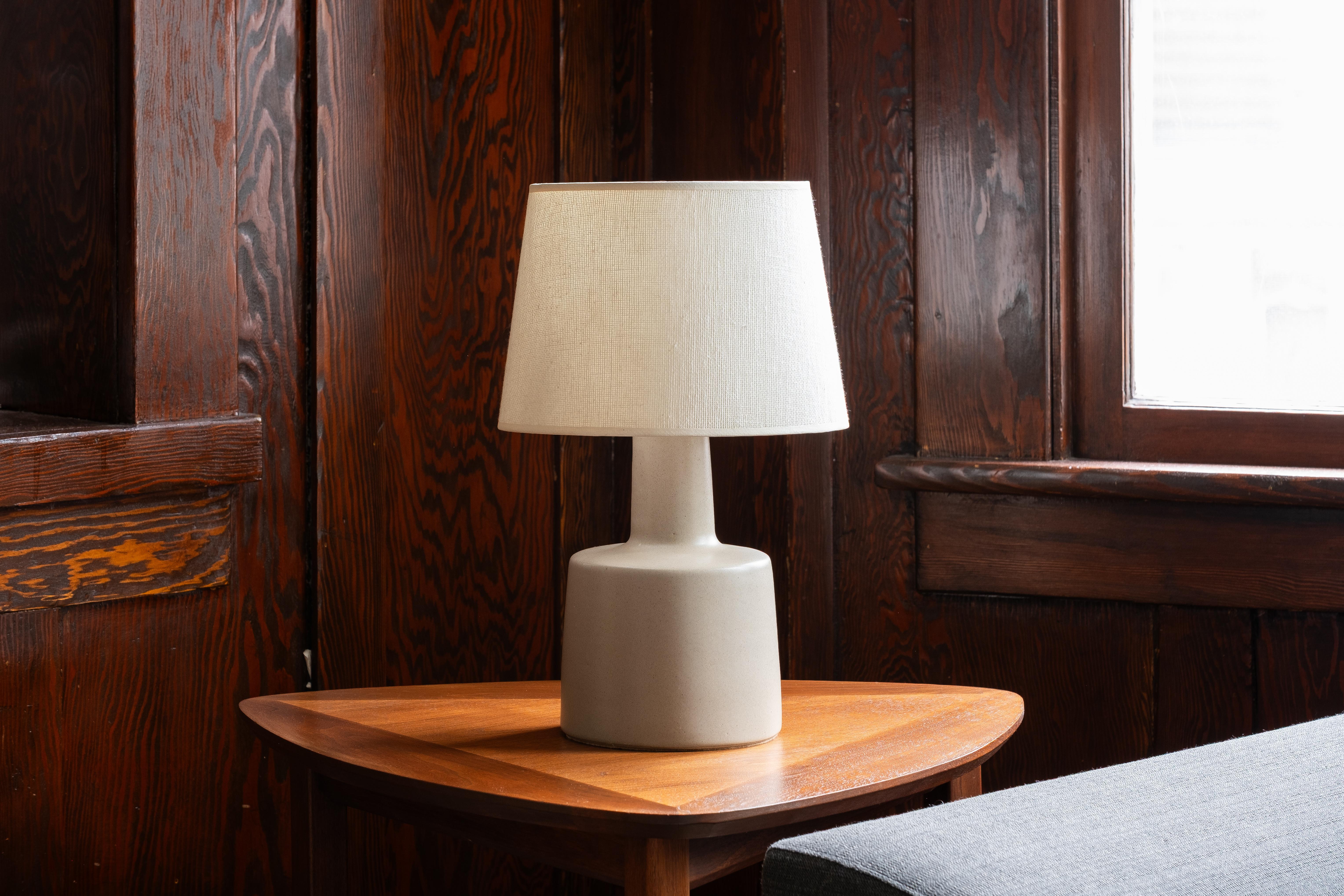 💡 WHAT IS IT?
—
Another gem from the masters of mid century lightning – Gordon and Jane Martz. A small but exceptionally versatile lamp!

This signed Martz model 105 lamp comes in a light, just barely tan / beige matte glaze.

This is a beautiful