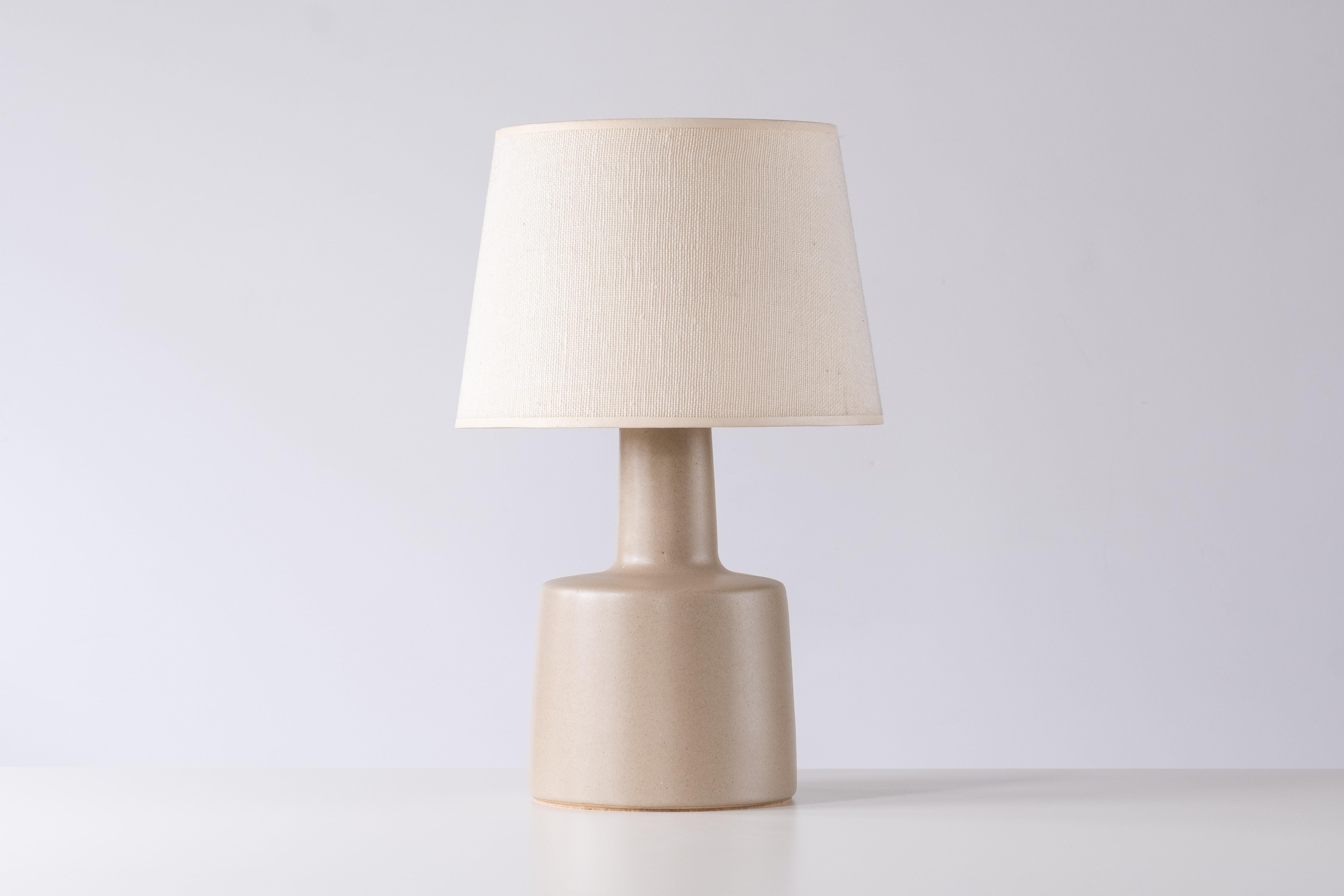 Mid-Century Modern Martz / Marshall Studios Ceramic Pottery Table Lamp — Matte Tan Glaze For Sale