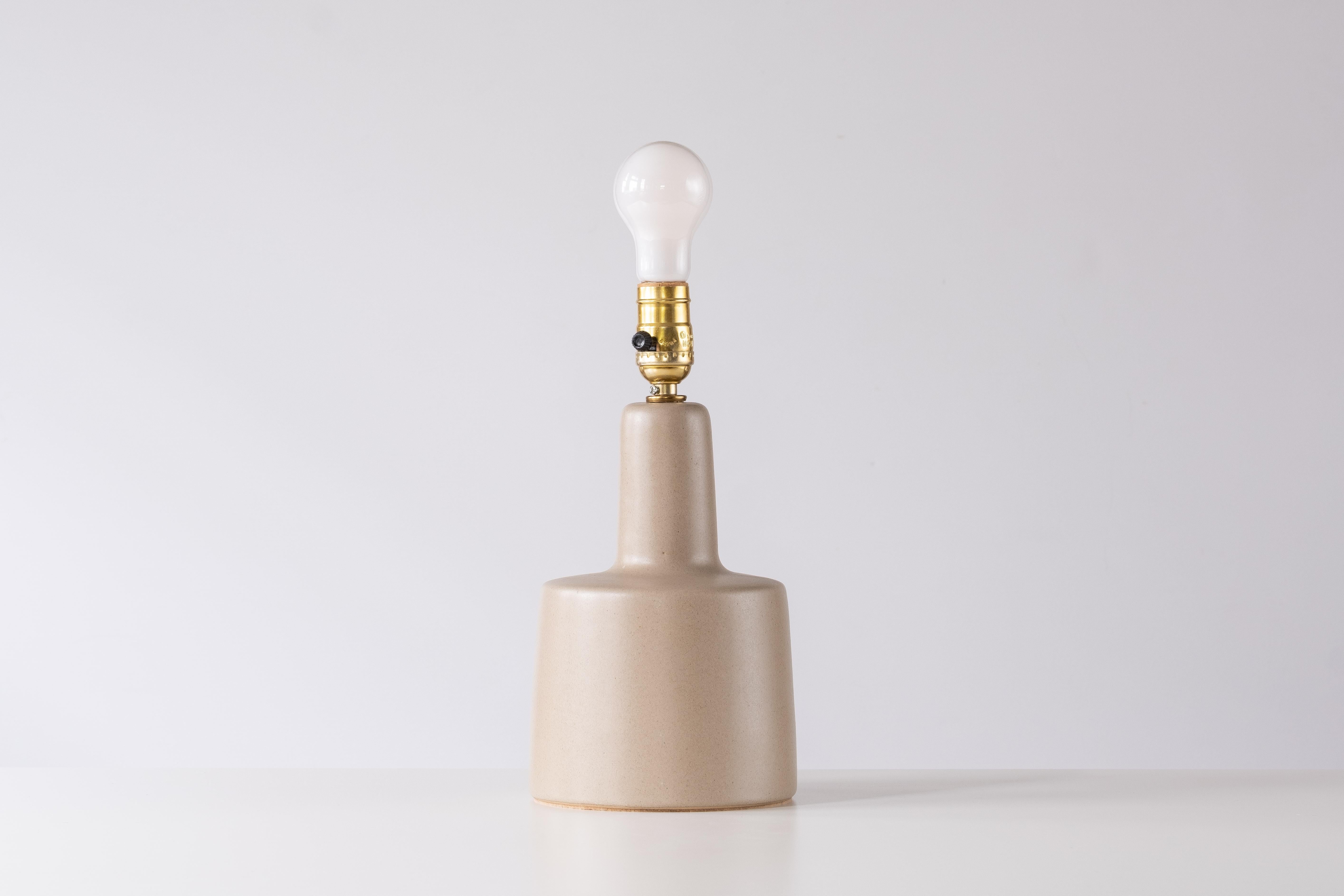 Glazed Martz / Marshall Studios Ceramic Pottery Table Lamp — Matte Tan Glaze For Sale