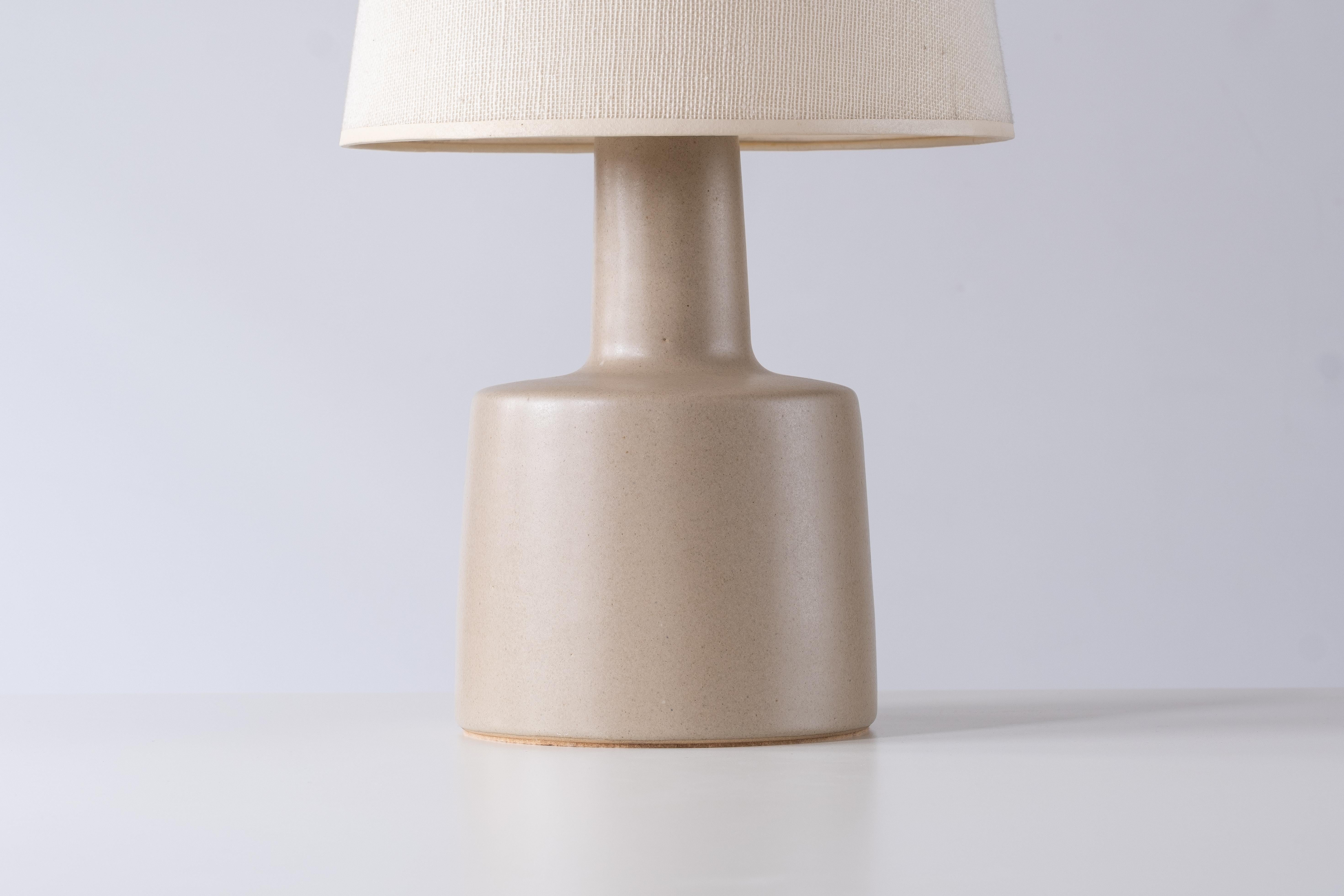 Martz / Marshall Studios Ceramic Pottery Table Lamp — Matte Tan Glaze In Good Condition For Sale In Portland, OR