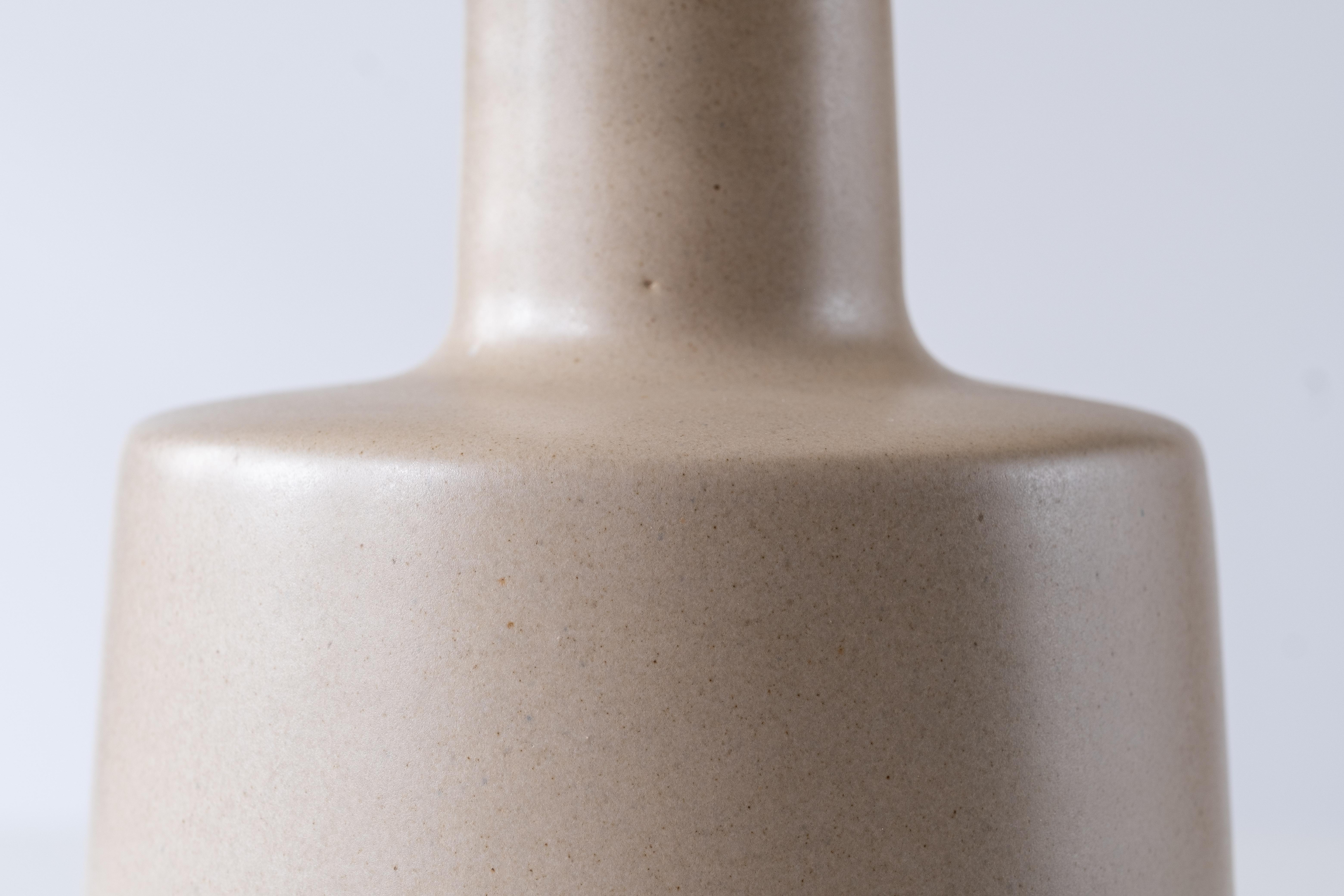 Mid-20th Century Martz / Marshall Studios Ceramic Pottery Table Lamp — Matte Tan Glaze For Sale