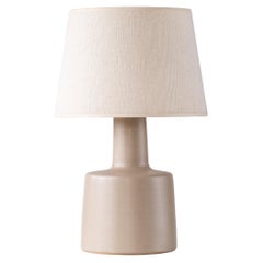 Lampada da tavolo in Studio Pottery di Marshall Studios - Smalto opaco Tan