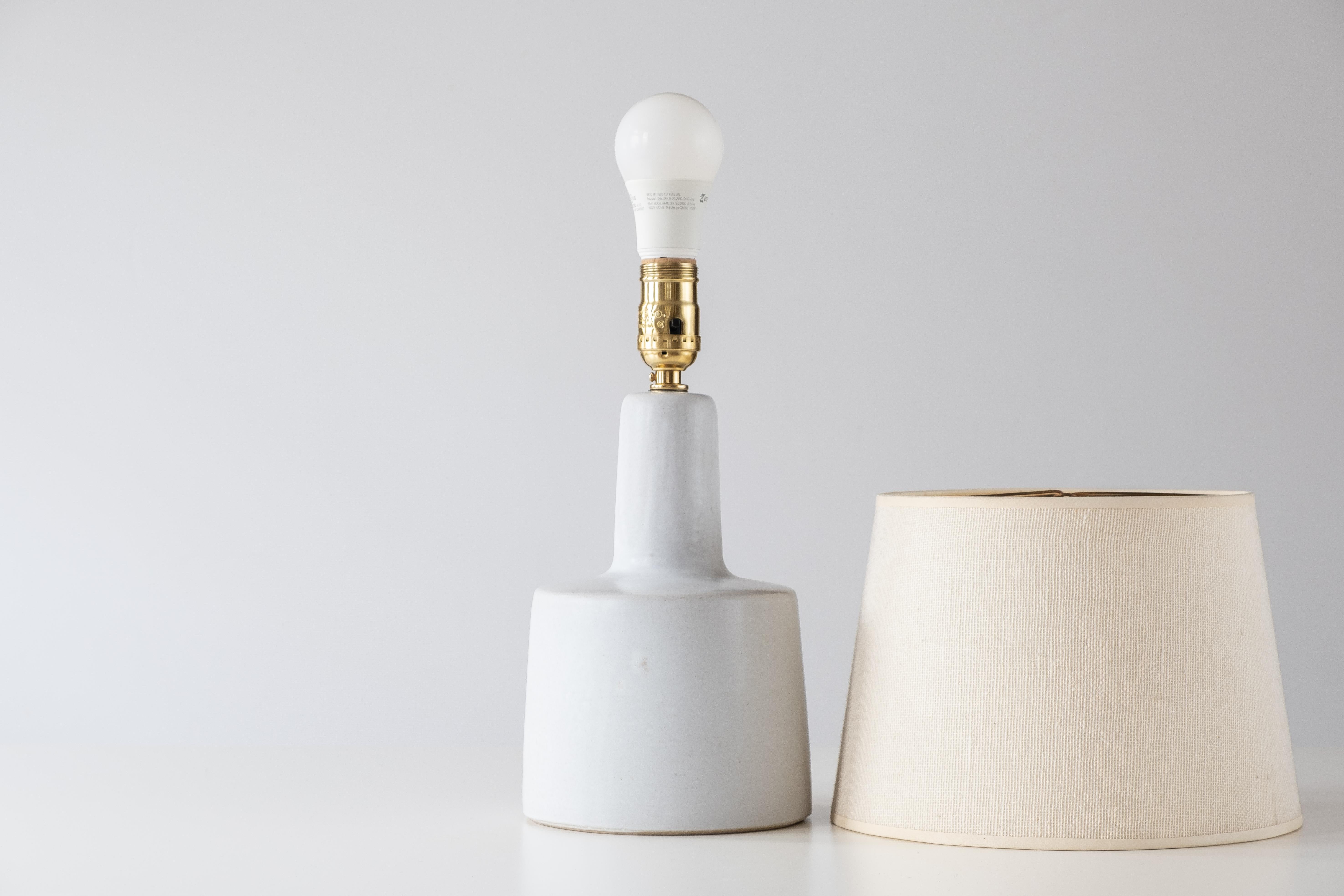 Mid-Century Modern Lampe de table en céramique de Martz / Marshall Studios - Glaçure blanche mouchetée satinée en vente