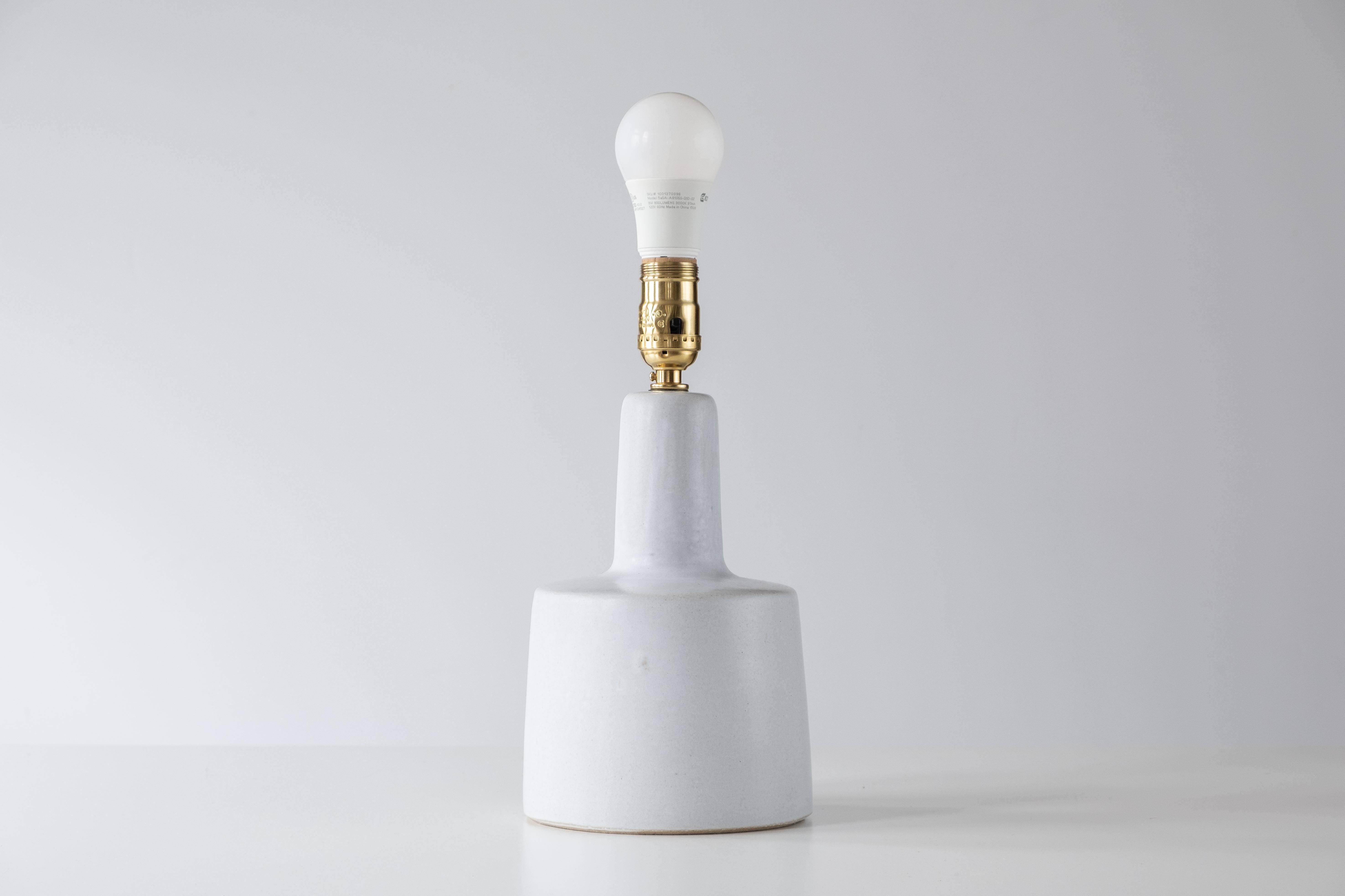 American Martz / Marshall Studios Ceramic Pottery Table Lamp — Satin Speckled White Glaze For Sale