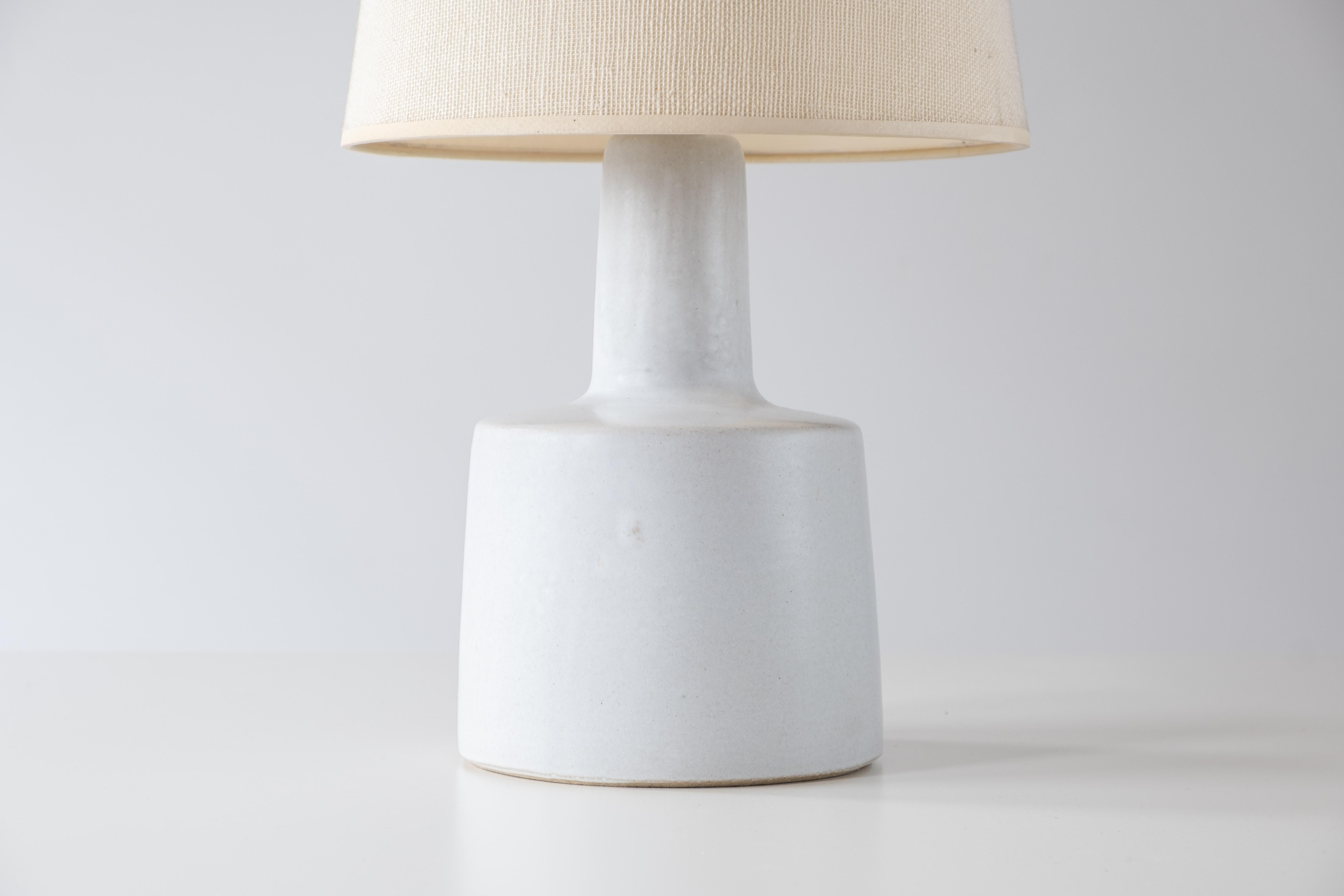Glazed Martz / Marshall Studios Ceramic Pottery Table Lamp — Satin Speckled White Glaze For Sale