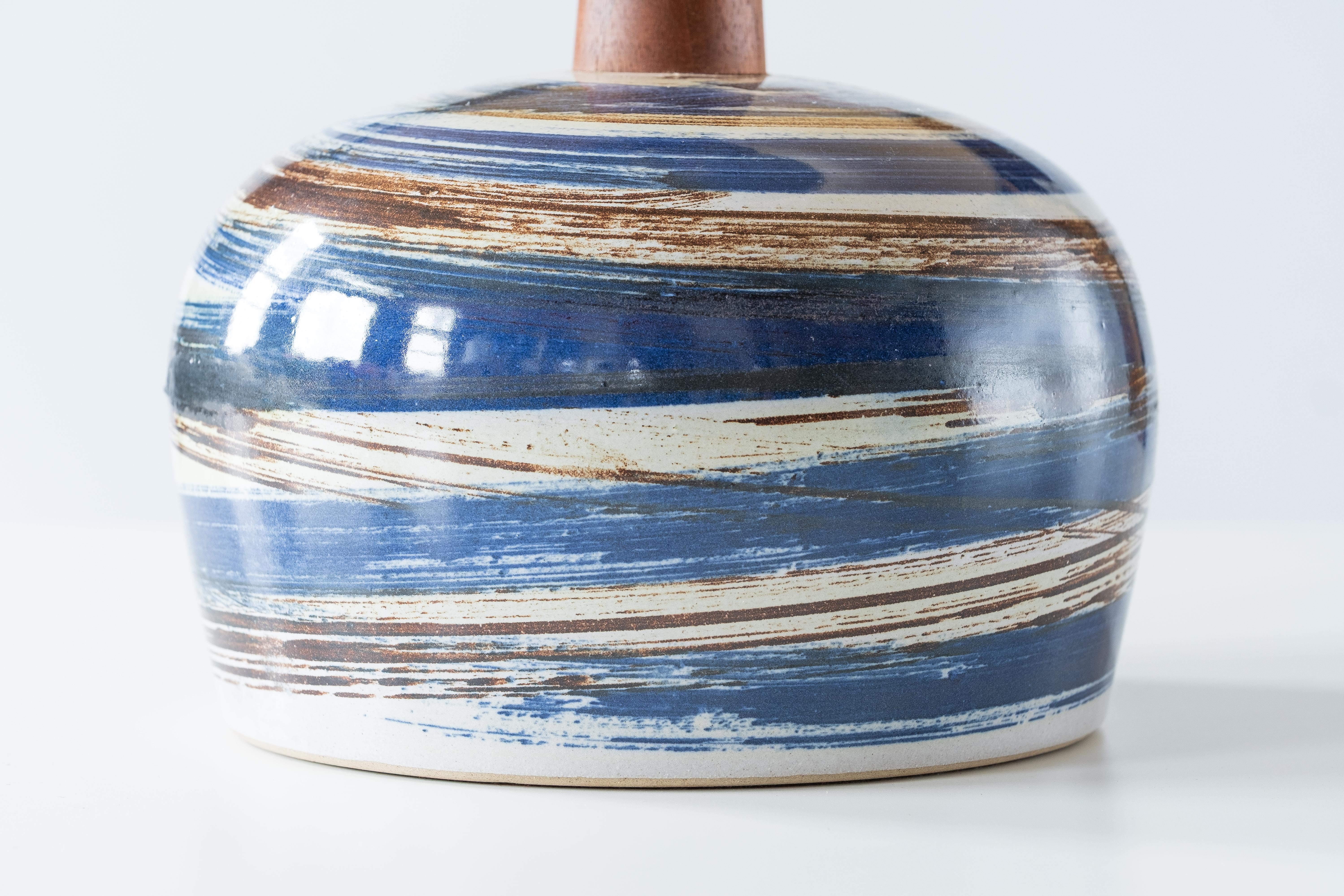 Lampe de table en céramique Martz/Marshall Studios, glaçure noire à rayures verticales en vente 3