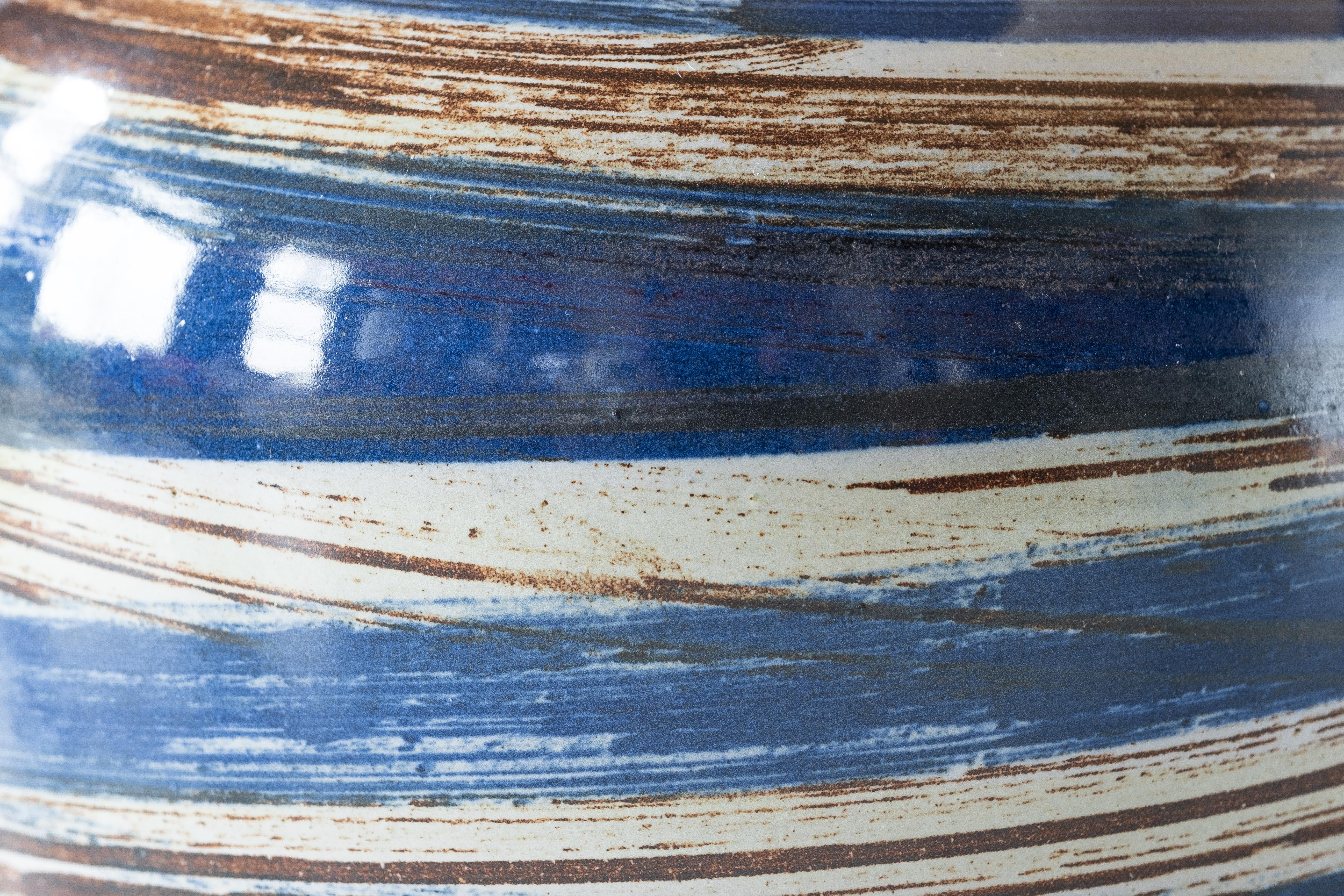 Lampe de table en céramique Martz/Marshall Studios, glaçure noire à rayures verticales en vente 4