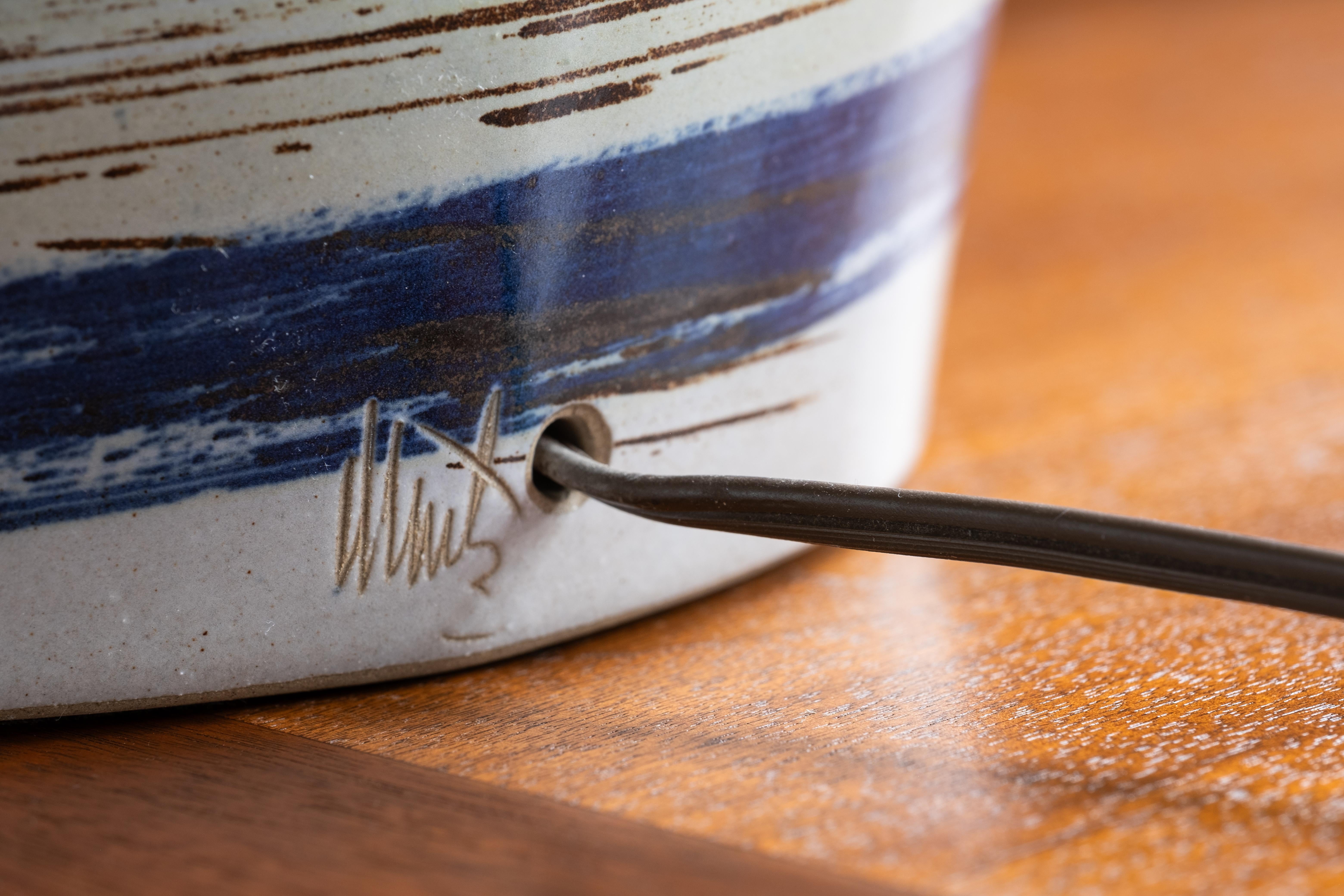 Lampe de table en céramique Martz/Marshall Studios, glaçure noire à rayures verticales en vente 5