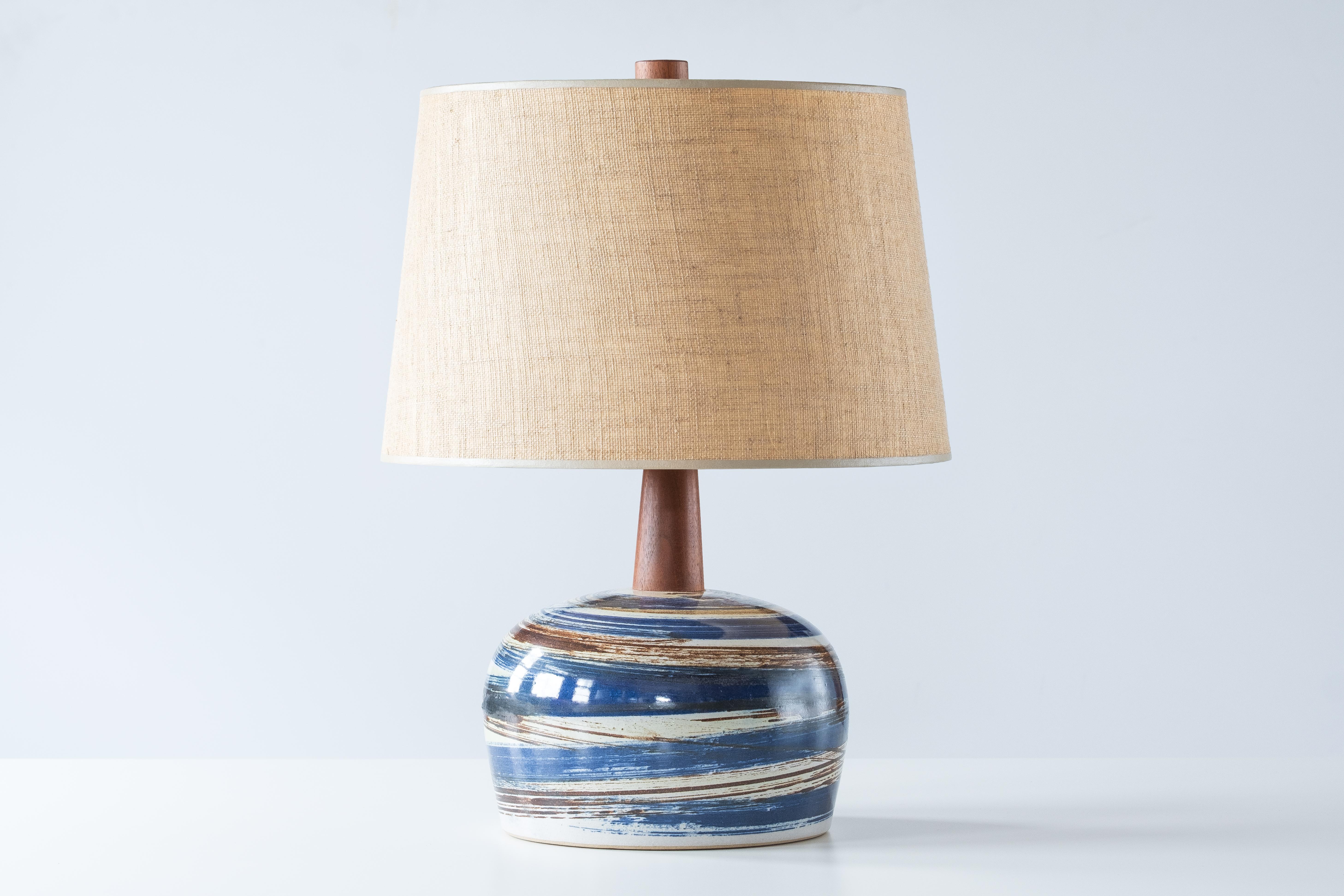 Mid-Century Modern Lampe de table en céramique Martz/Marshall Studios, glaçure noire à rayures verticales en vente