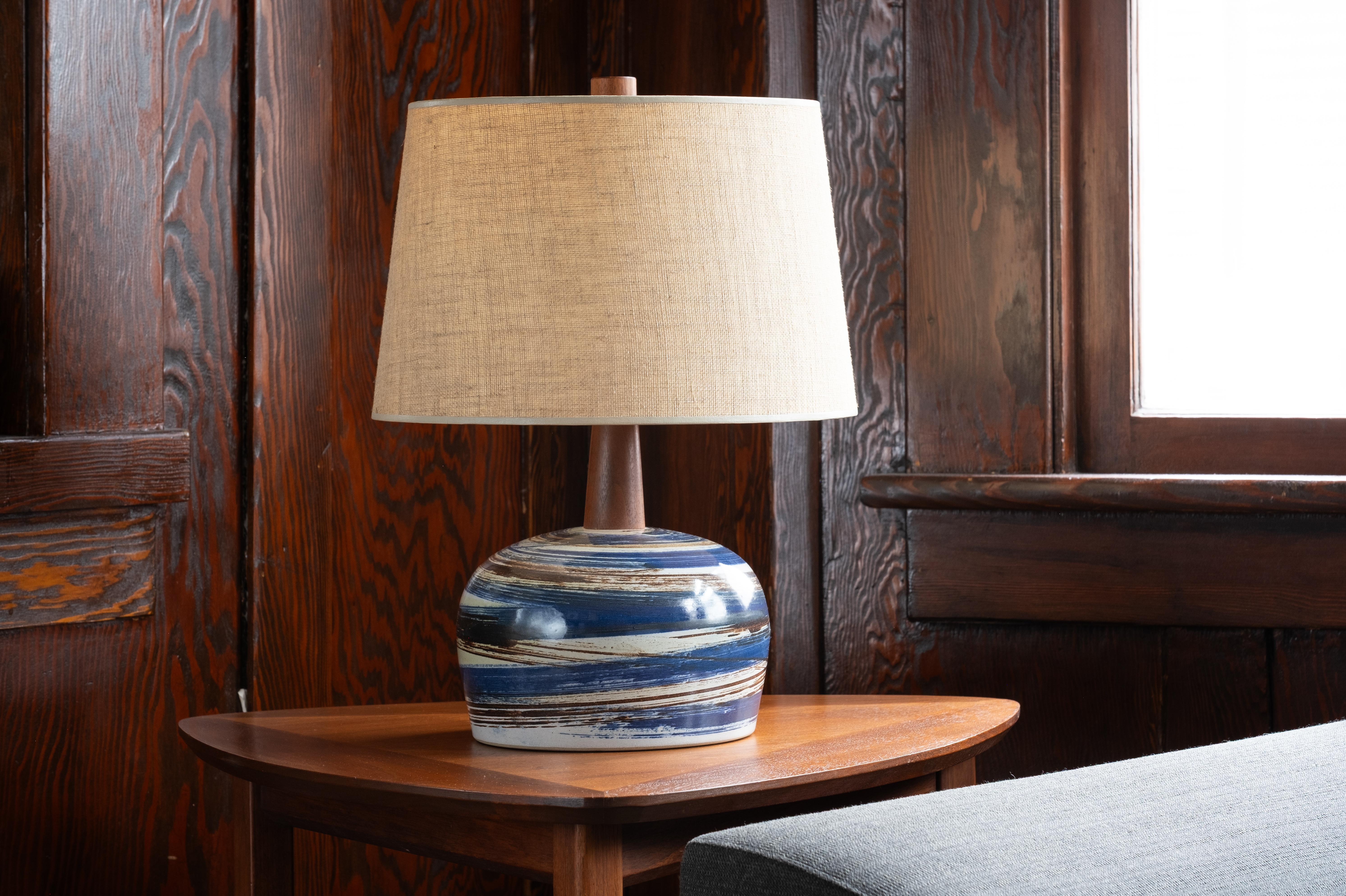 Américain Lampe de table en céramique Martz/Marshall Studios, glaçure noire à rayures verticales en vente