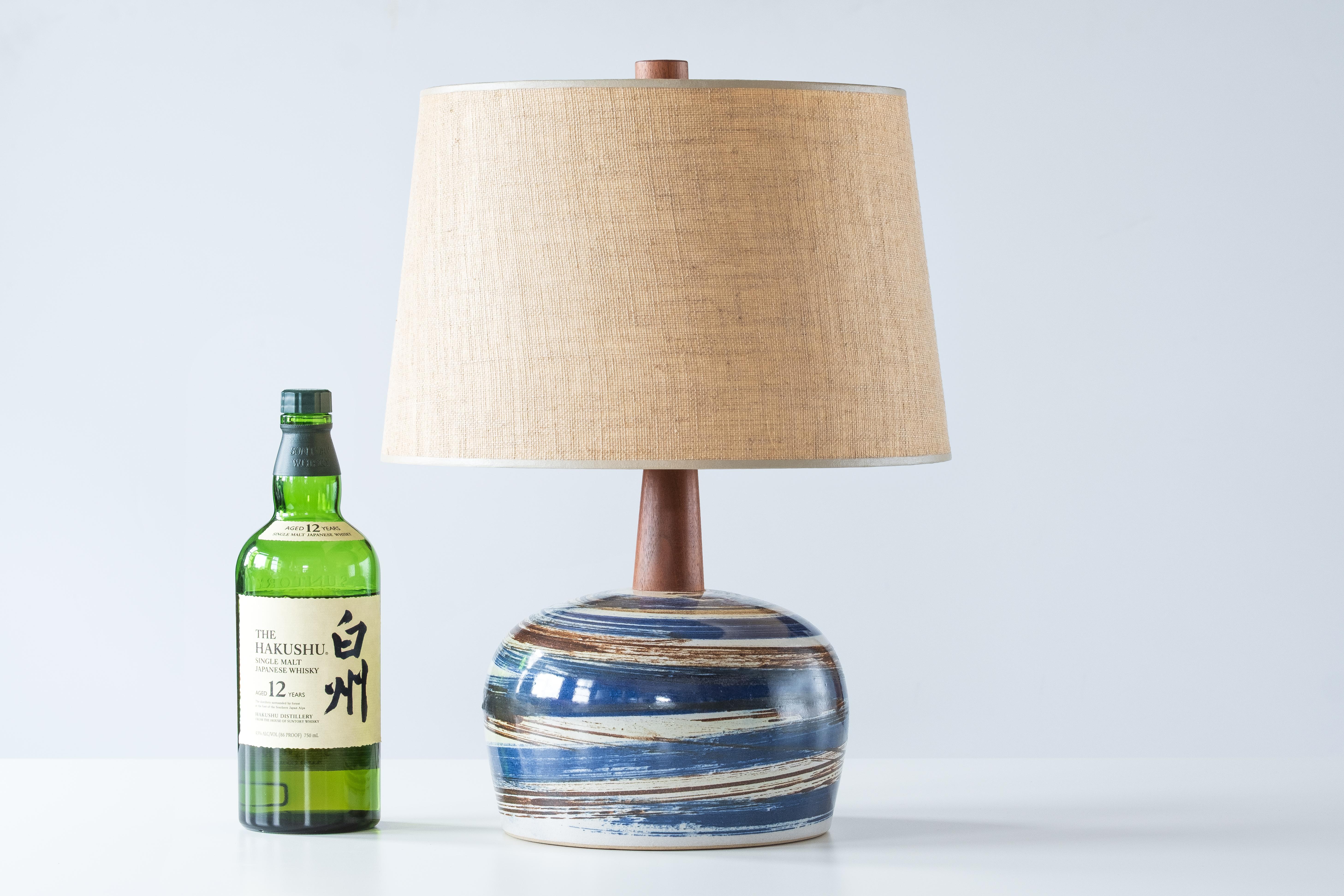 Vernissé Lampe de table en céramique Martz/Marshall Studios, glaçure noire à rayures verticales en vente