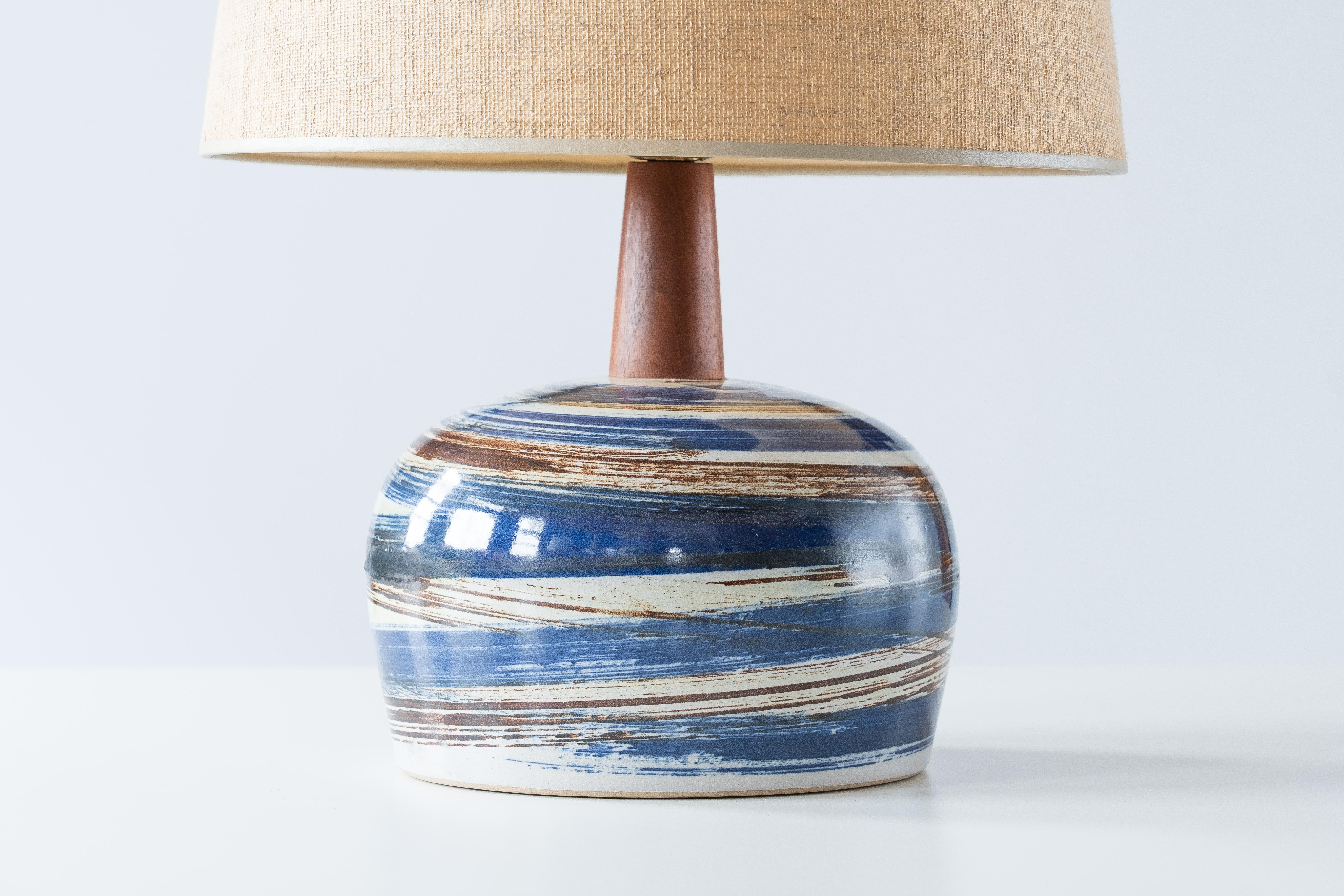 Milieu du XXe siècle Lampe de table en céramique Martz/Marshall Studios, glaçure noire à rayures verticales en vente