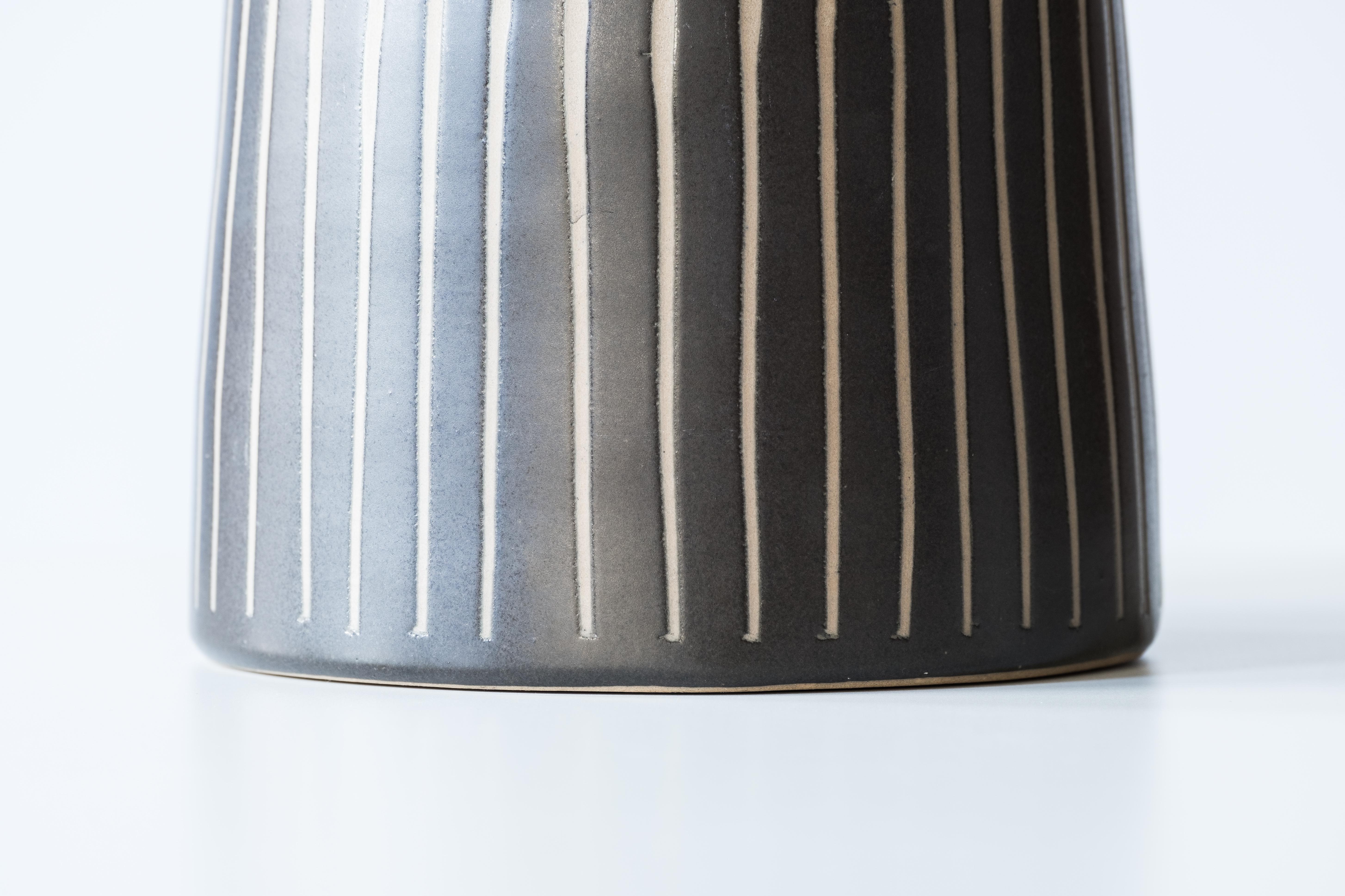 Laiton Lampe de table en céramique Martz/Marshall Studios, glaçure noire à rayures verticales