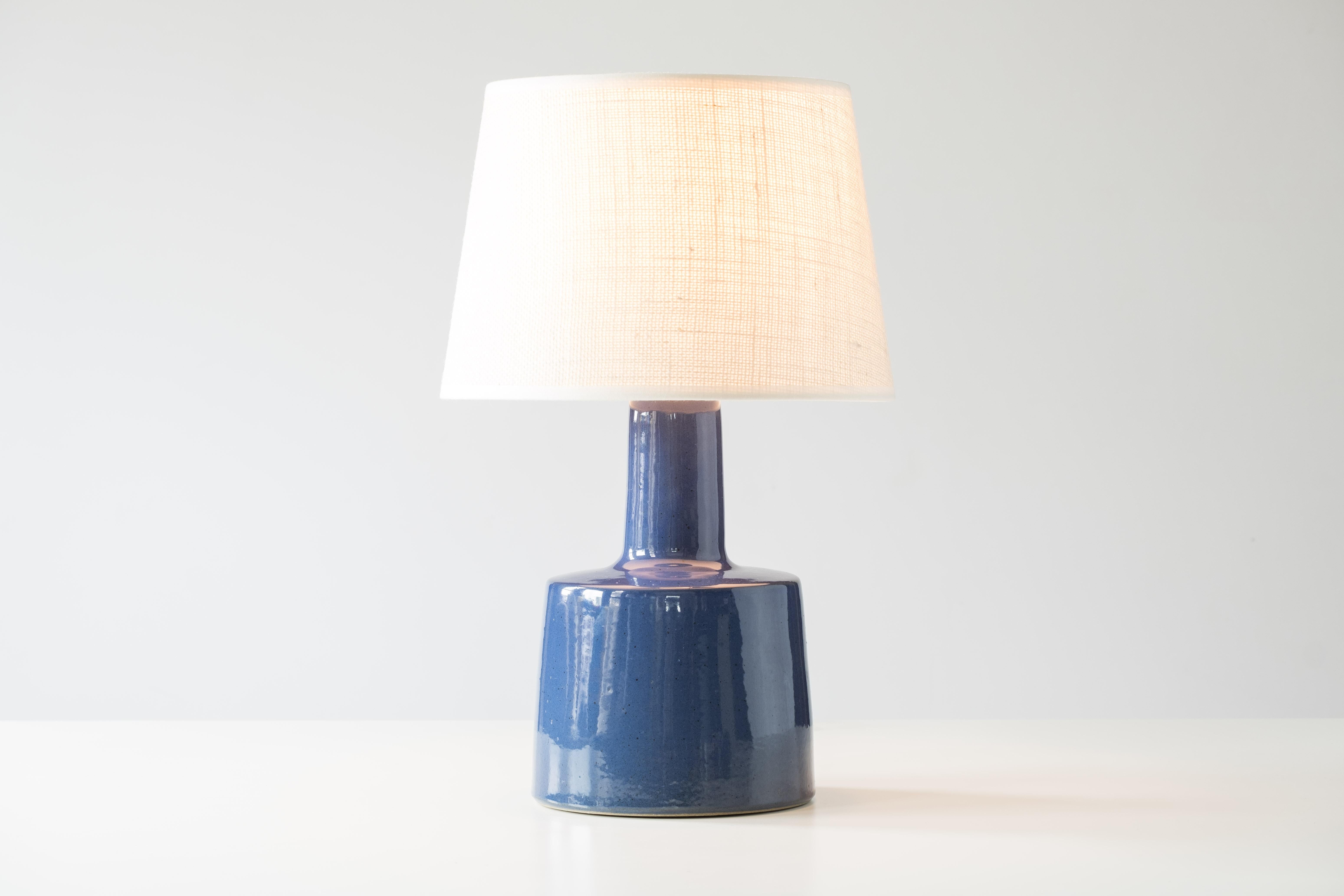 Mid-Century Modern Lampe de bureau en céramique Martz/Marshall Studios, glaçure bleu saphir brillante 