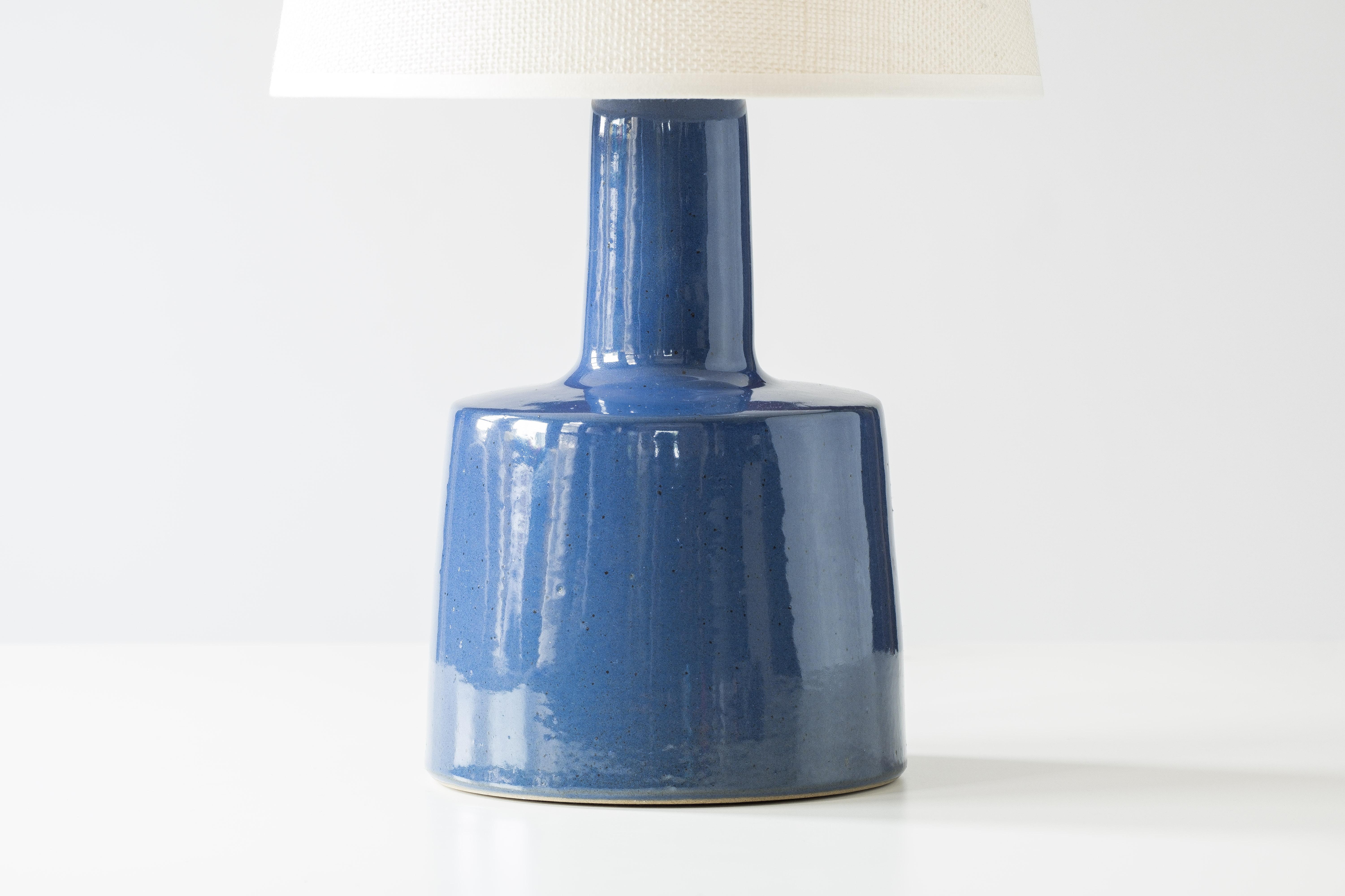 Vernissé Lampe de bureau en céramique Martz/Marshall Studios, glaçure bleu saphir brillante 
