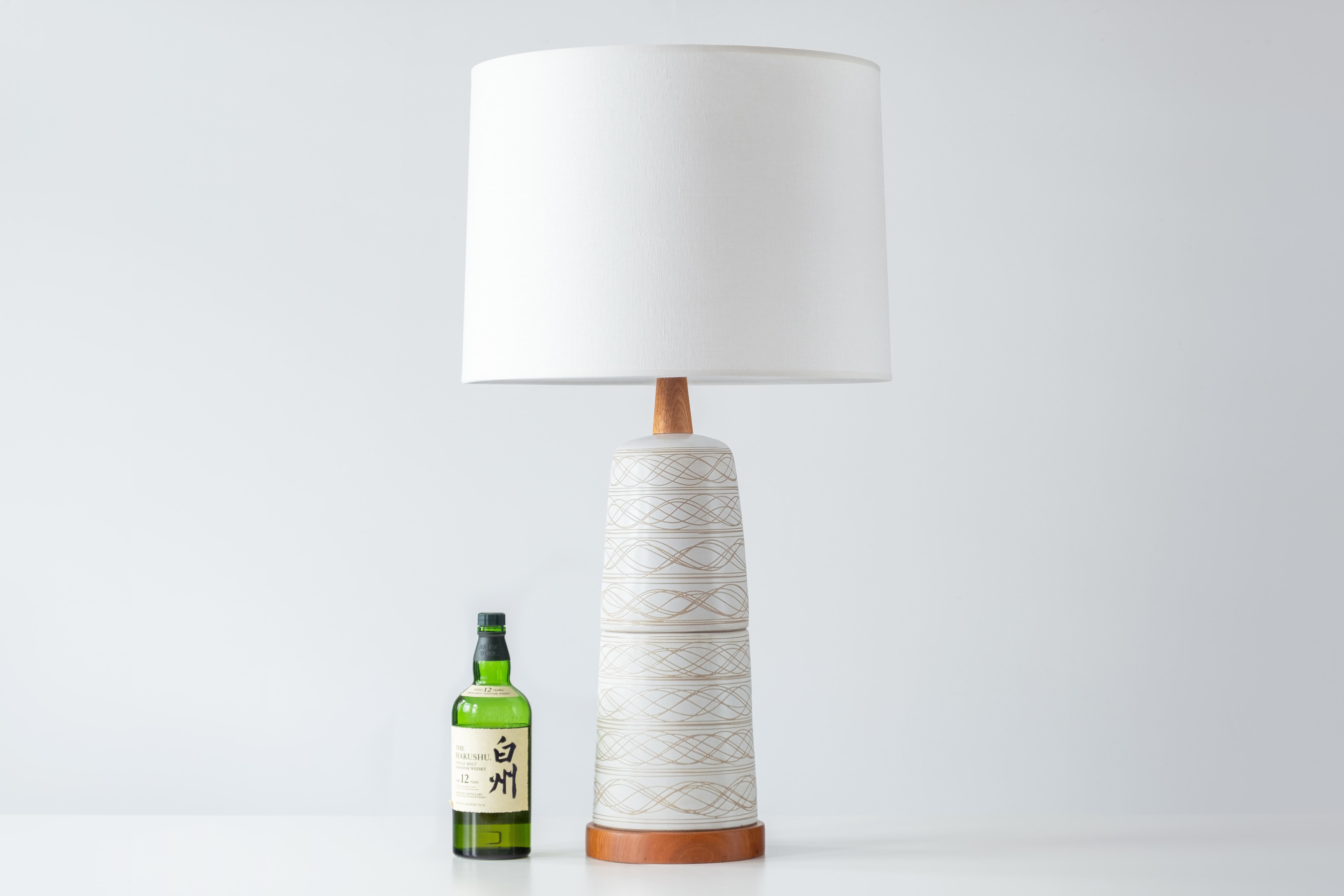 Américain Lampe de table en céramique Martz / Marshall Studios, émail blanc mat et base en noyer en vente