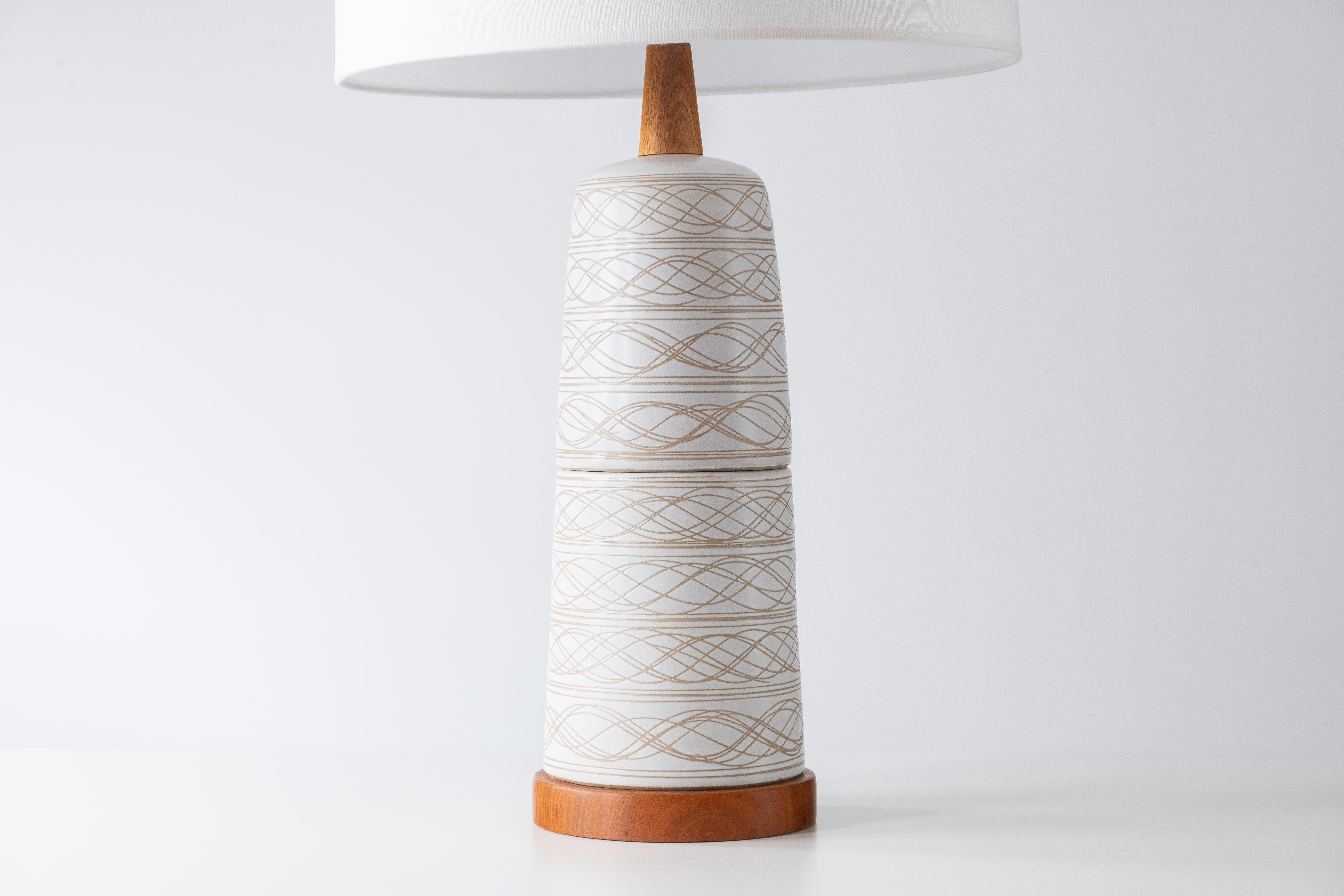 Lampe de table en céramique Martz / Marshall Studios, émail blanc mat et base en noyer Bon état - En vente à Portland, OR