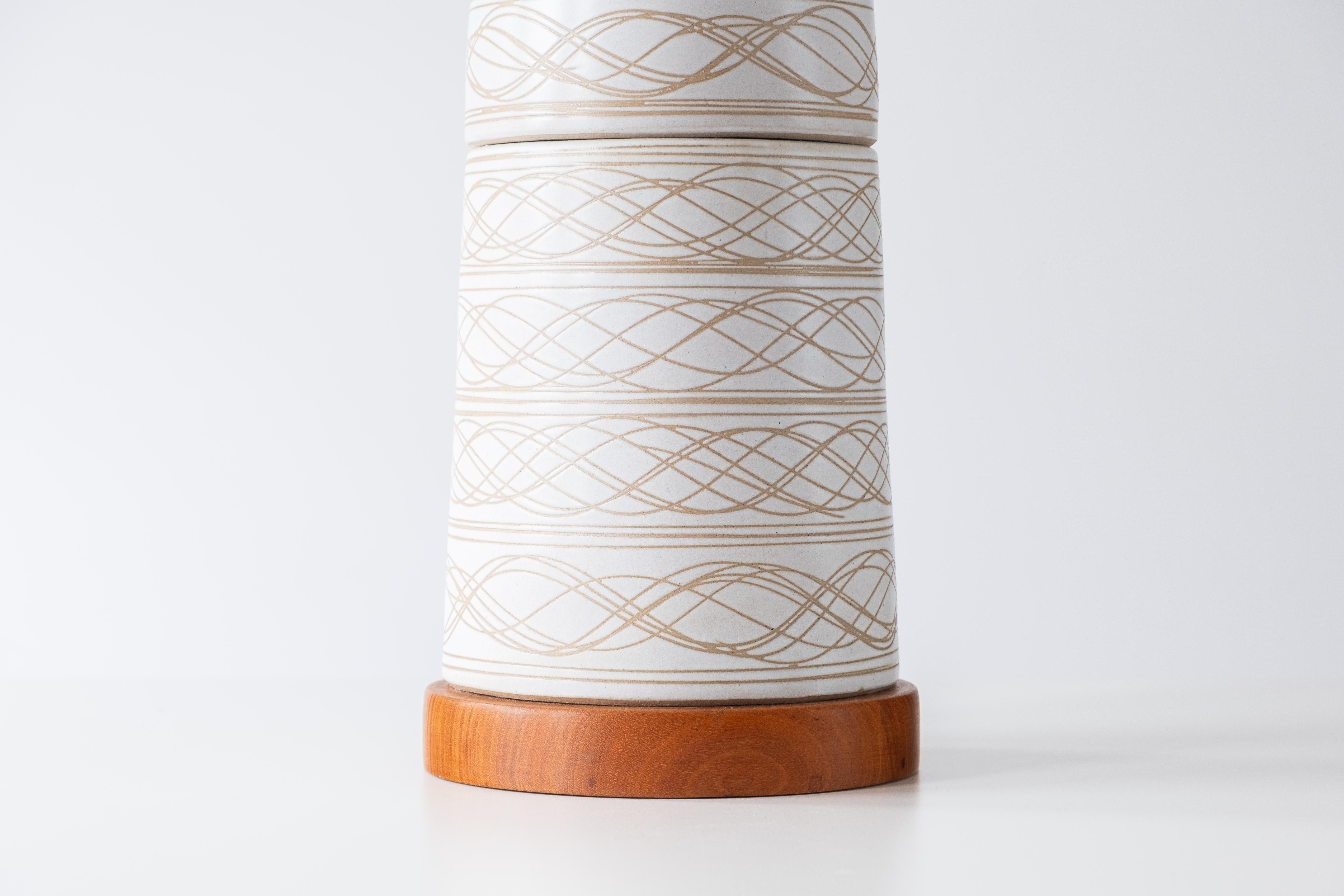Martz / Marshall Studios Keramik-Tischlampe, mattweiße Glasur, Nussbaumholzsockel (Mitte des 20. Jahrhunderts) im Angebot