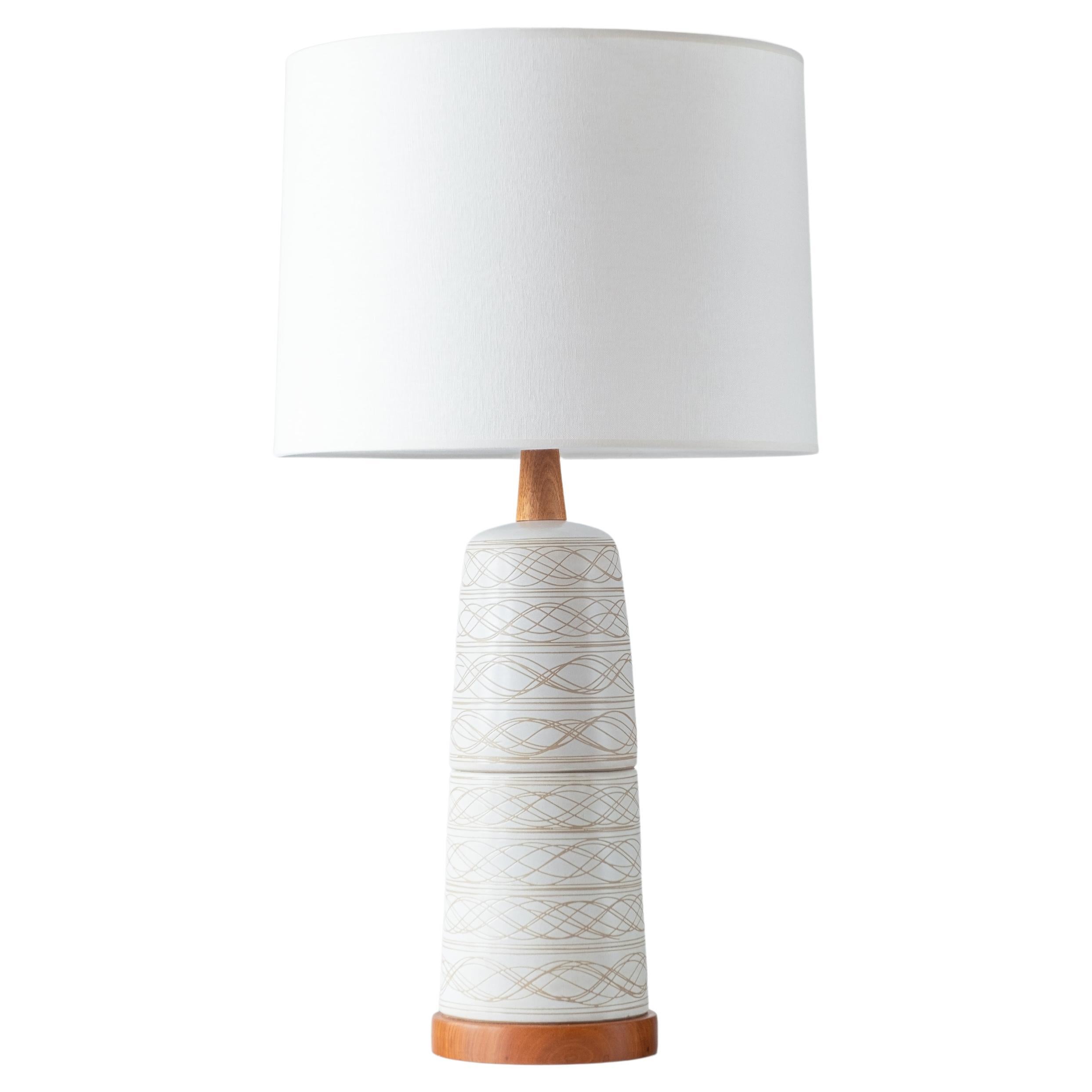 Lampe de table en céramique Martz / Marshall Studios, émail blanc mat et base en noyer en vente