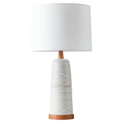 Lampe de table en céramique Martz / Marshall Studios, émail blanc mat et base en noyer