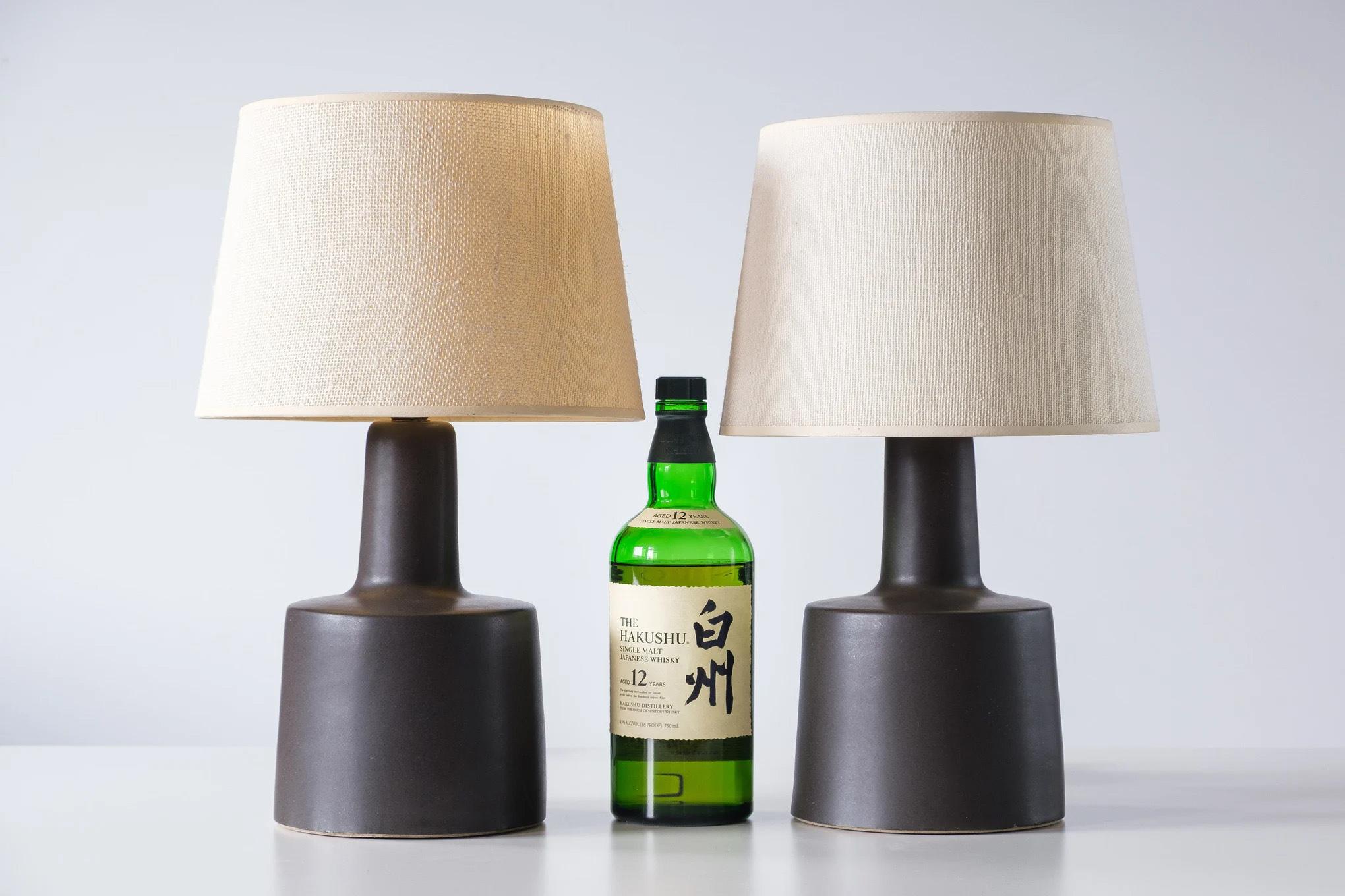 Martz / Marshall Studios Ceramic Table Lamp Pair, Matte Black/Dark Gray Glaze Moderno de mediados de siglo en venta